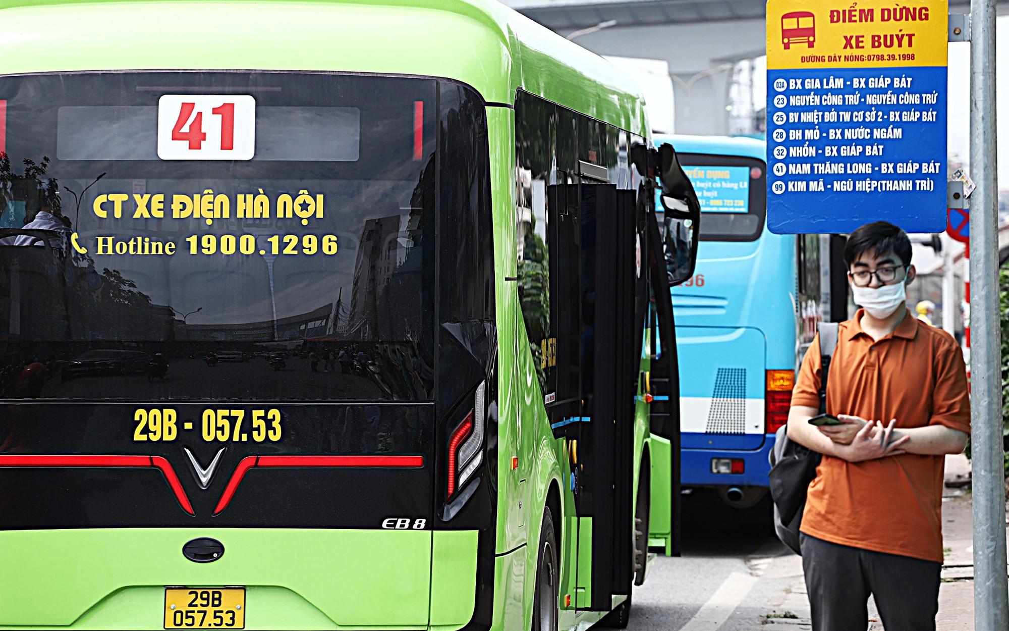 Đang chạy dưới ga Văn Khê, xe buýt BRT bất ngờ bị vật liệu rơi trúng- Ảnh 1. Đang chạy dưới ga Văn Khê, xe buýt BRT bất ngờ bị vật liệu rơi trúng- Ảnh 1.