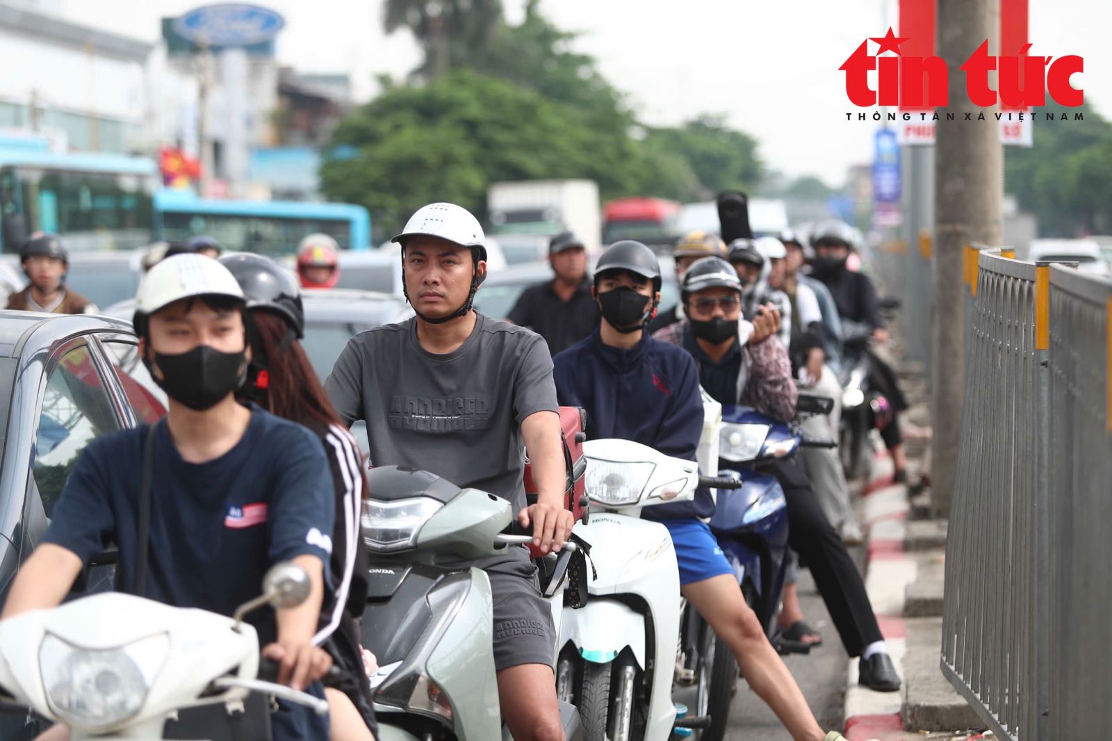 Hà Nội dự kiến các mức hỗ trợ người dân chuyển xe máy xăng sang xe điện- Ảnh 1.