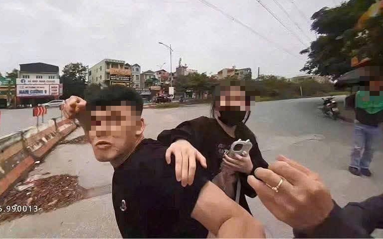 Video tài xế xe tải bỏ chạy khi CSGT yêu cầu dừng xe, bị chặn sau nhiều km- Ảnh 1. Nam thanh niên đấm CSGT khi bị kiểm tra nồng độ cồn