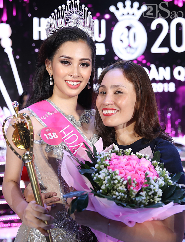 Mẹ ruột Hoa hậu Việt Nam quê Đà Nẵng là 'điểm tựa' cho con gái- Ảnh 2. Mẹ ruột Hoa hậu Việt Nam quê Đà Nẵng là 'điểm tựa' cho con gái- Ảnh 2.