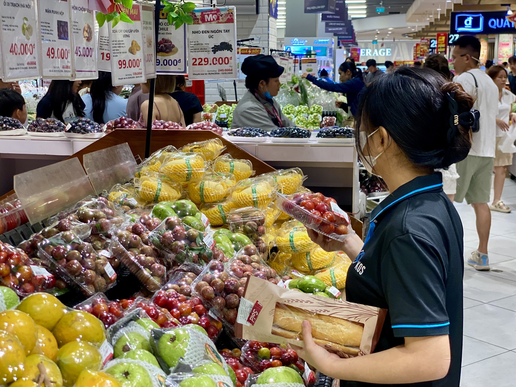 Tiểu thương lý giải mận hậu chưa vào vụ cao điểm nhưng giá siêu rẻ, chỉ từ vài nghìn đồng/kg- Ảnh 1.