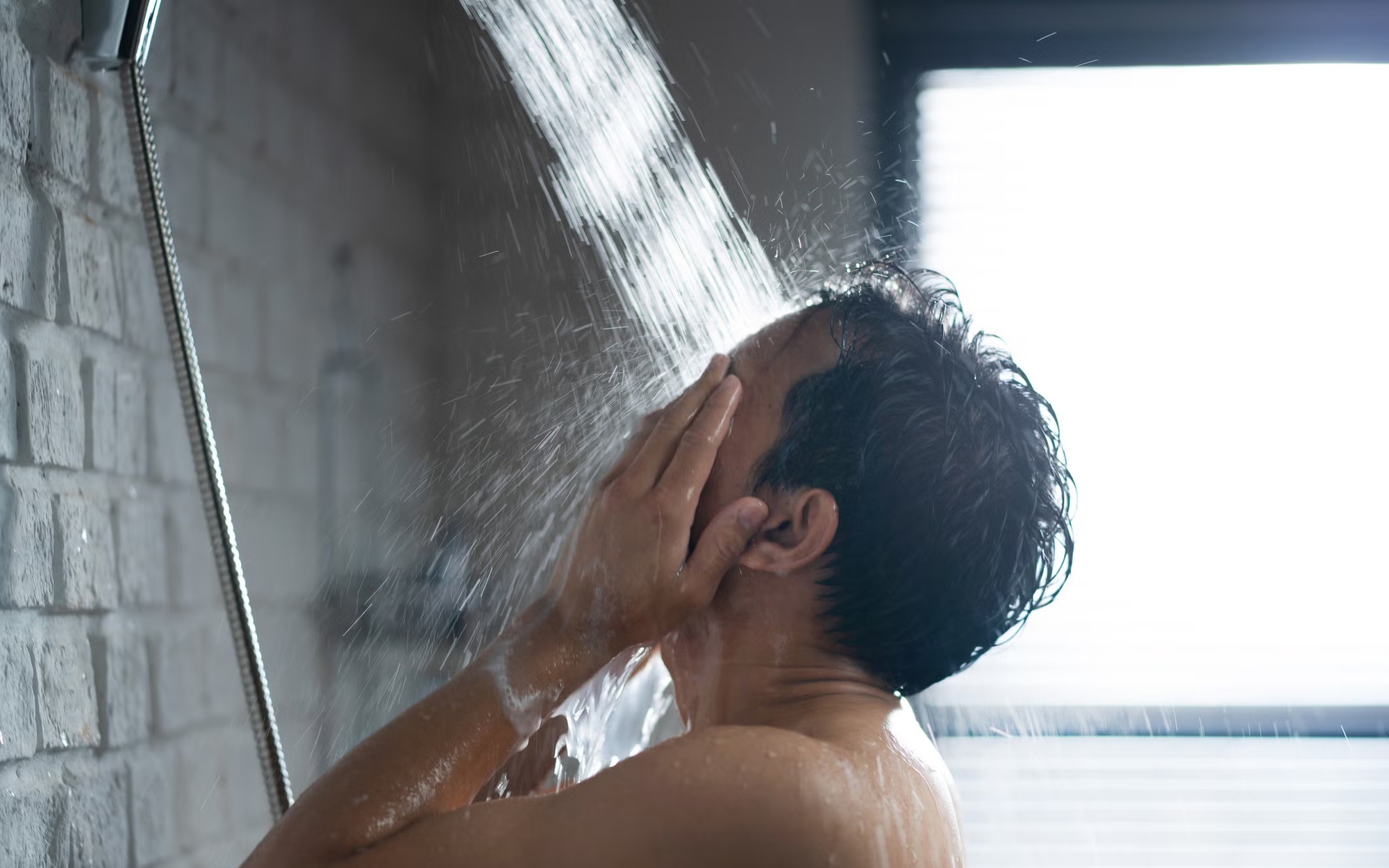 4 lưu ý cho người tăng huyết áp trong mùa hè- Ảnh 2. Điều gì xảy ra khi người tăng huyết áp tắm nước lạnh?