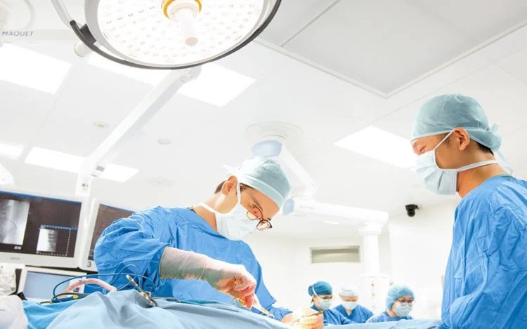 Chạy đua với thời gian, cứu thành công tinh hoàn cho bé trai 13 tuổi- Ảnh 2. Xoắn tinh hoàn: Dấu hiệu nhận biết sớm và "thời gian vàng" cần cấp cứu