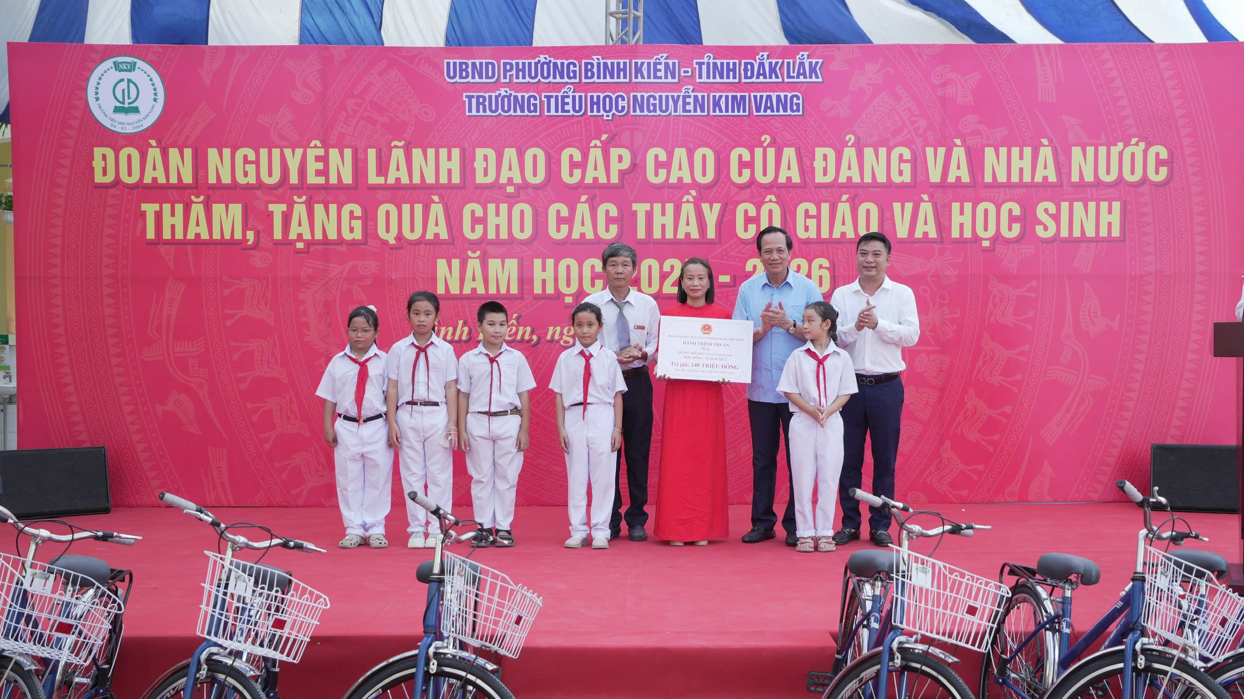 Đoàn công tác nguyên lãnh đạo Đảng, Nhà nước tặng quà học sinh hoàn cảnh khó khăn ở Đắk Lắk, Khánh Hoà- Ảnh 5.
