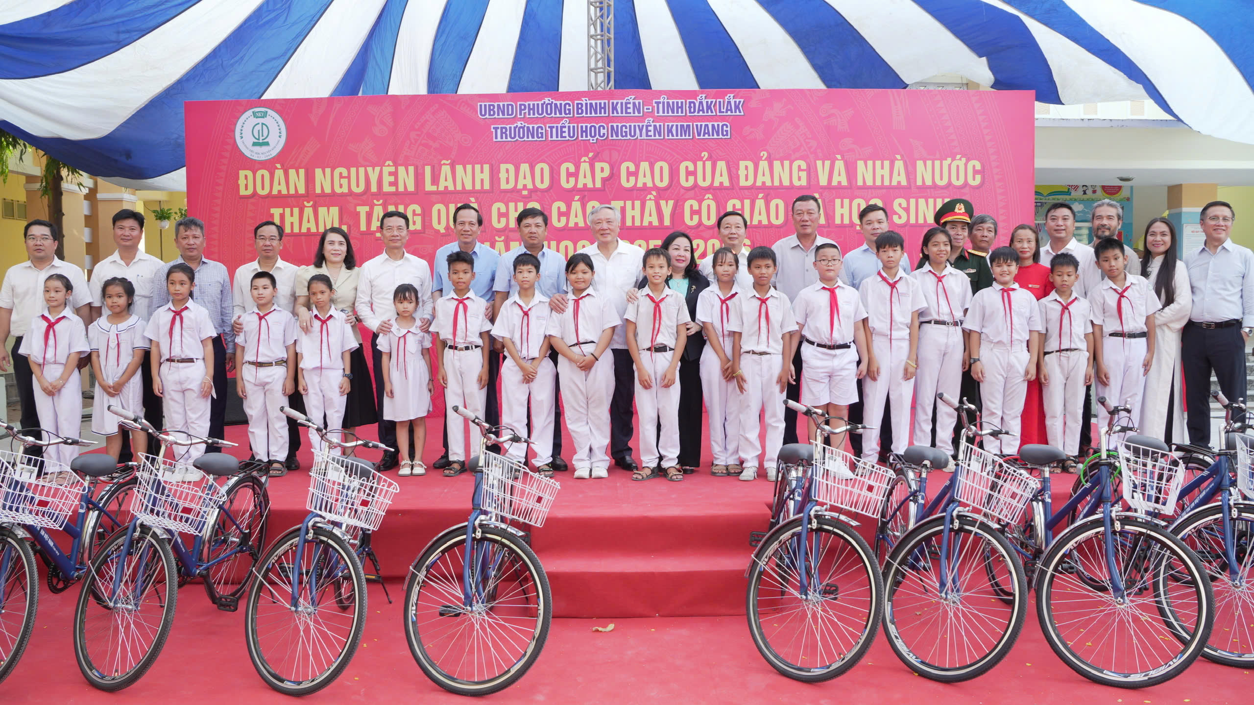 Đoàn công tác nguyên lãnh đạo Đảng, Nhà nước tặng quà học sinh hoàn cảnh khó khăn ở Đắk Lắk, Khánh Hoà- Ảnh 3.