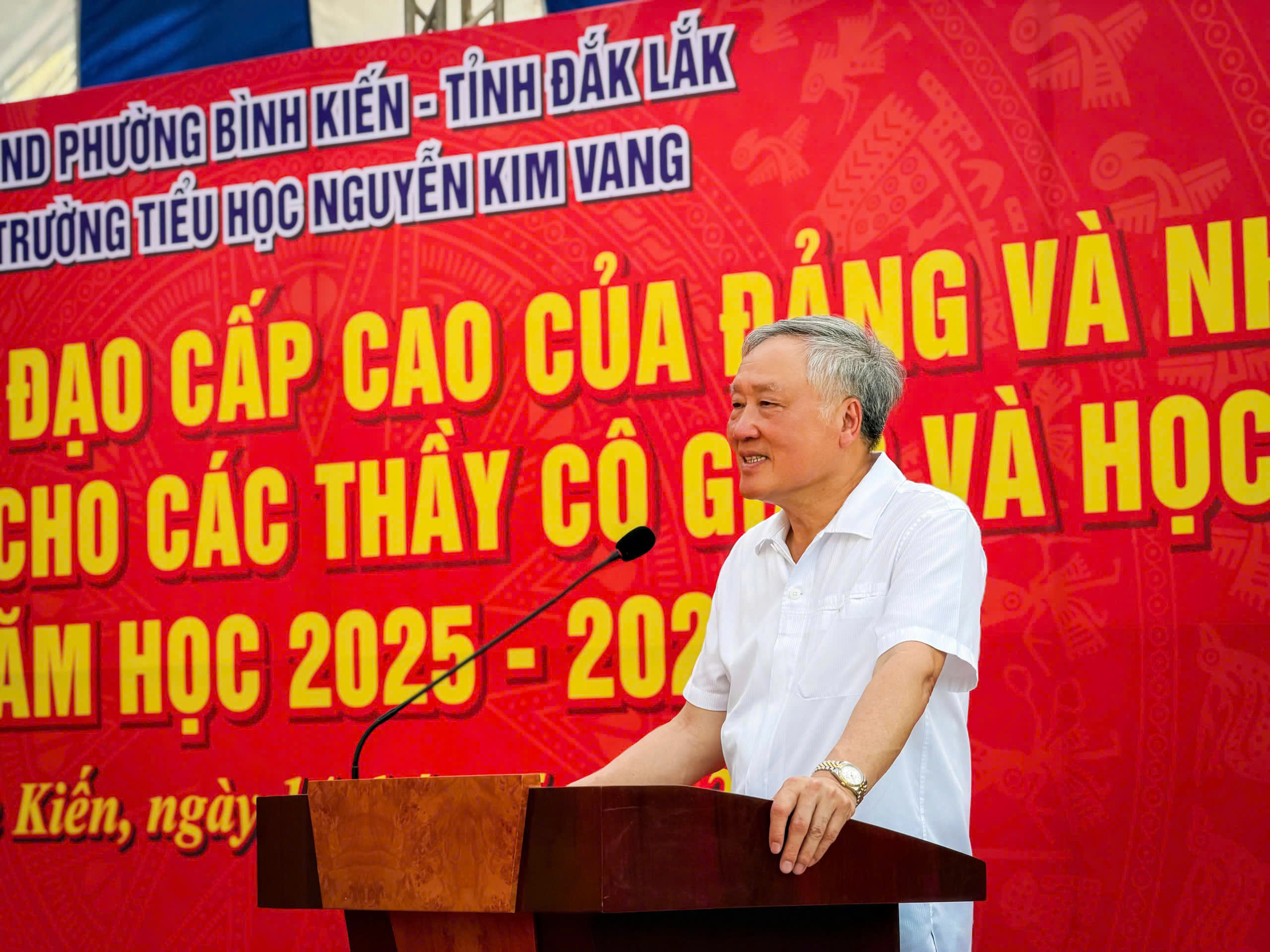 Đoàn công tác nguyên lãnh đạo Đảng, Nhà nước tặng quà học sinh hoàn cảnh khó khăn ở Đắk Lắk, Khánh Hoà- Ảnh 1.