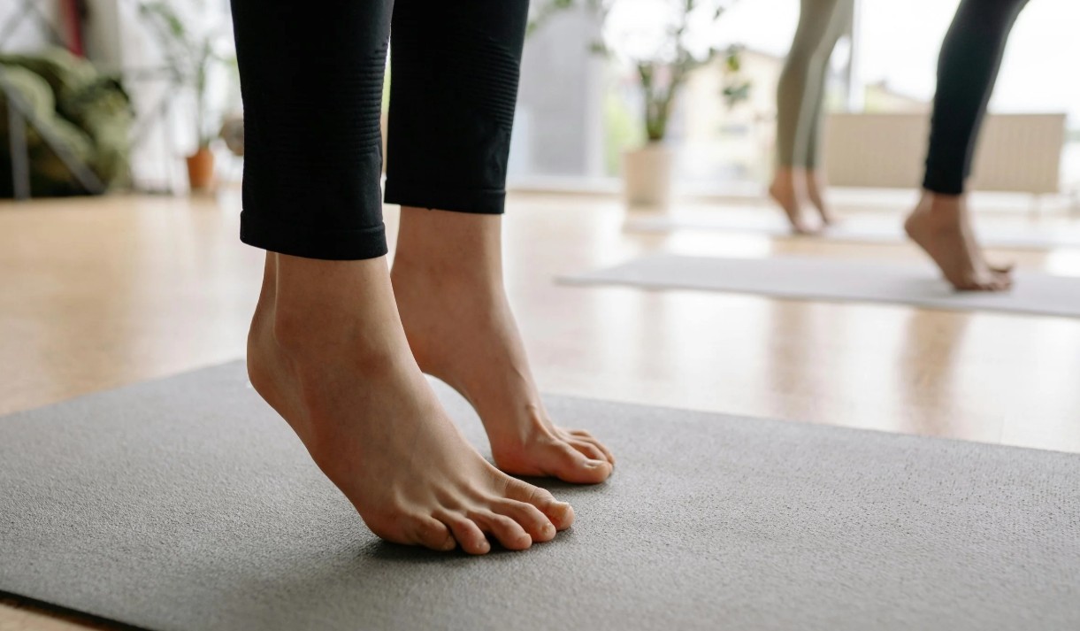 Hướng dẫn kỹ thuật nhón gót 5 phút tại nhà giúp đôi chân dẻo dai hơn đi bộ- Ảnh 1. Hướng dẫn kỹ thuật nhón gót 5 phút tại nhà giúp đôi chân dẻo dai hơn đi bộ- Ảnh 1.