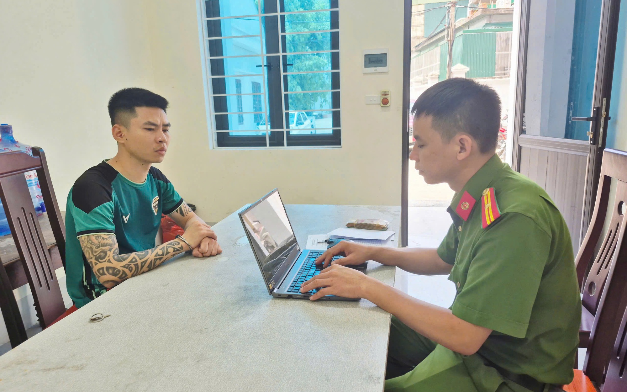 Bắt giữ Nguyễn Huệ giật dây chuyền của học sinh lớp 4 trước cổng trường- Ảnh 2.