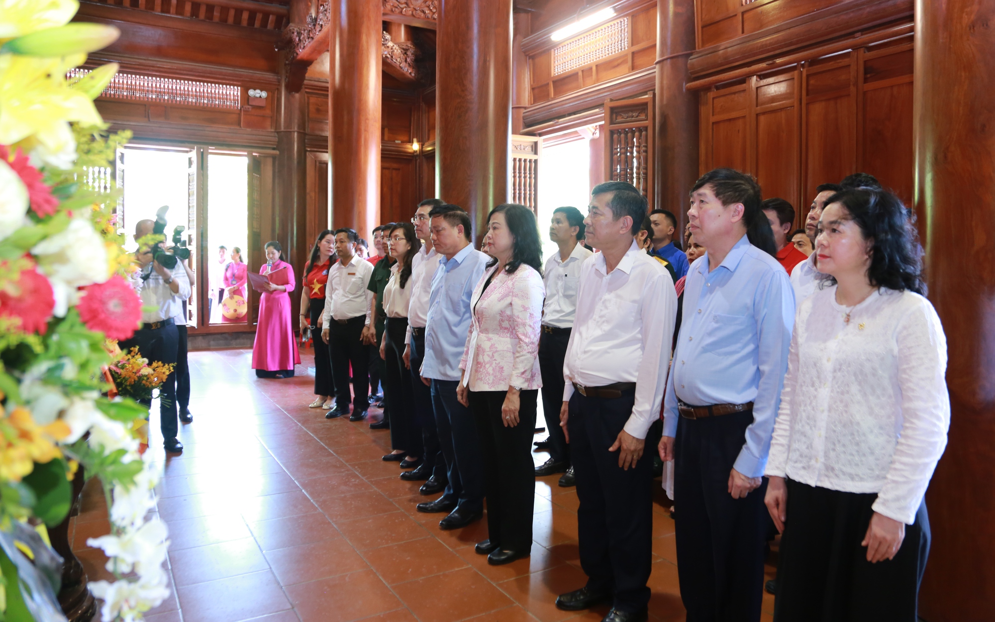 Bí thư Thành ủy TPHCM Trần Lưu Quang dâng hoa tưởng niệm Chủ tịch Hồ Chí Minh- Ảnh 4. Bộ trưởng Bộ Y tế Đào Hồng Lan dâng hương tưởng niệm Chủ tịch Hồ Chí Minh