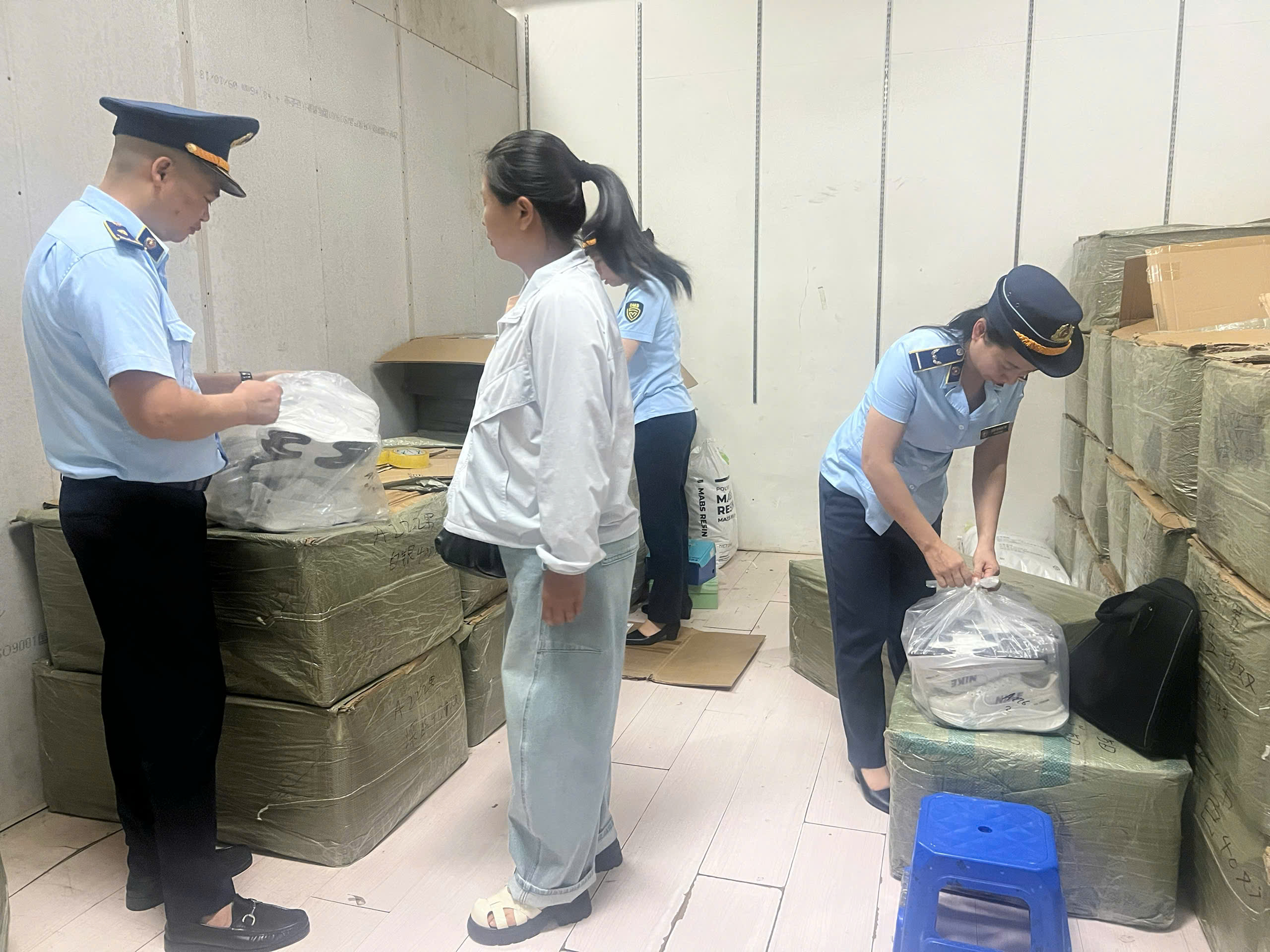 Bất ngờ phát hiện gần 2.000 sản phẩm giả mạo nhãn hiệu trong 3 kho hàng vùng biên- Ảnh 1.