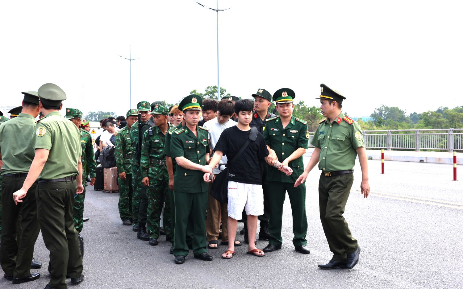 Khánh Hòa trục xuất 8 người nước ngoài vi phạm xuất nhập cảnh- Ảnh 2. Trục xuất 33 người nước ngoài lập trang web giả mạo đầu tư mở gian hàng TikTok Shop để lừa đảo