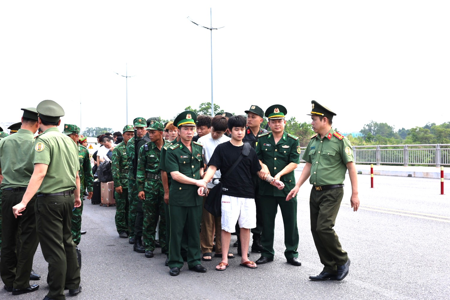 Trục xuất 33 người nước ngoài lập trang web giả mạo đầu tư mở gian hàng TikTok Shop để lừa đảo- Ảnh 1. Trục xuất 33 người nước ngoài lập trang web giả mạo đầu tư mở gian hàng TikTok Shop để lừa đảo- Ảnh 1.