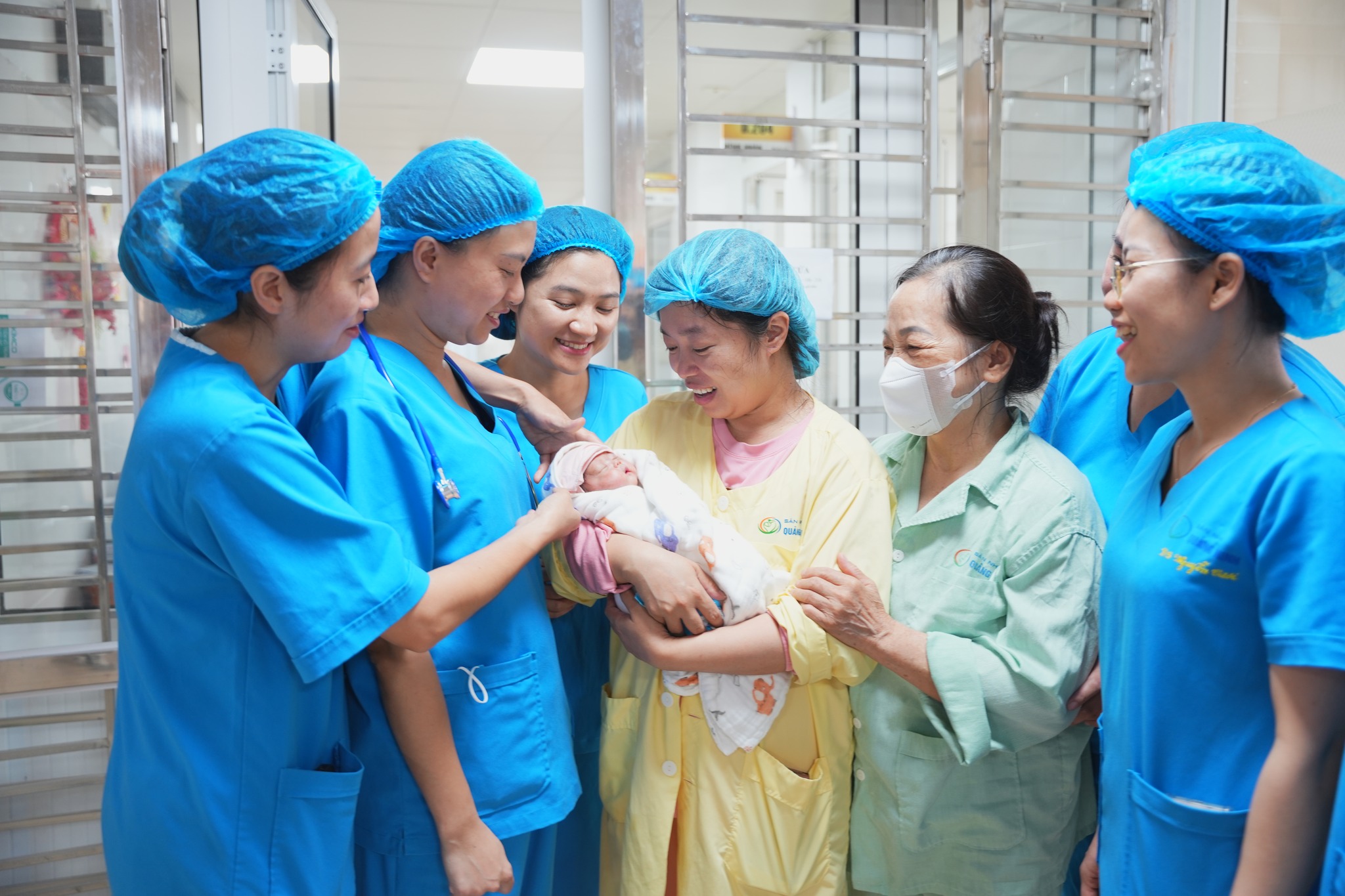 Hành trình 86 ngày nuôi sống bé sơ sinh non tháng của y bác sĩ ở Quảng Ninh- Ảnh 2. Hành trình 86 ngày nuôi sống bé sơ sinh non tháng của y bác sĩ ở Quảng Ninh- Ảnh 2.