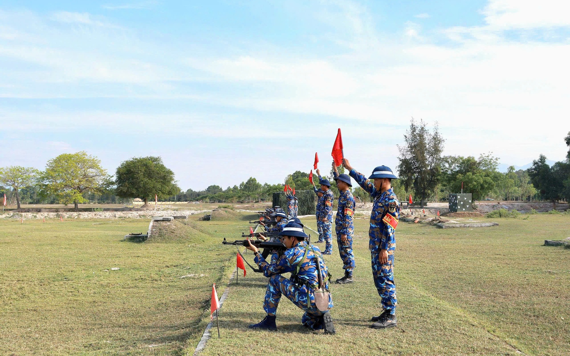 Đông đảo cán bộ, chiến sĩ Hải quân tham gia làm sạch bãi biển ở Đắk Lắk- Ảnh 3.