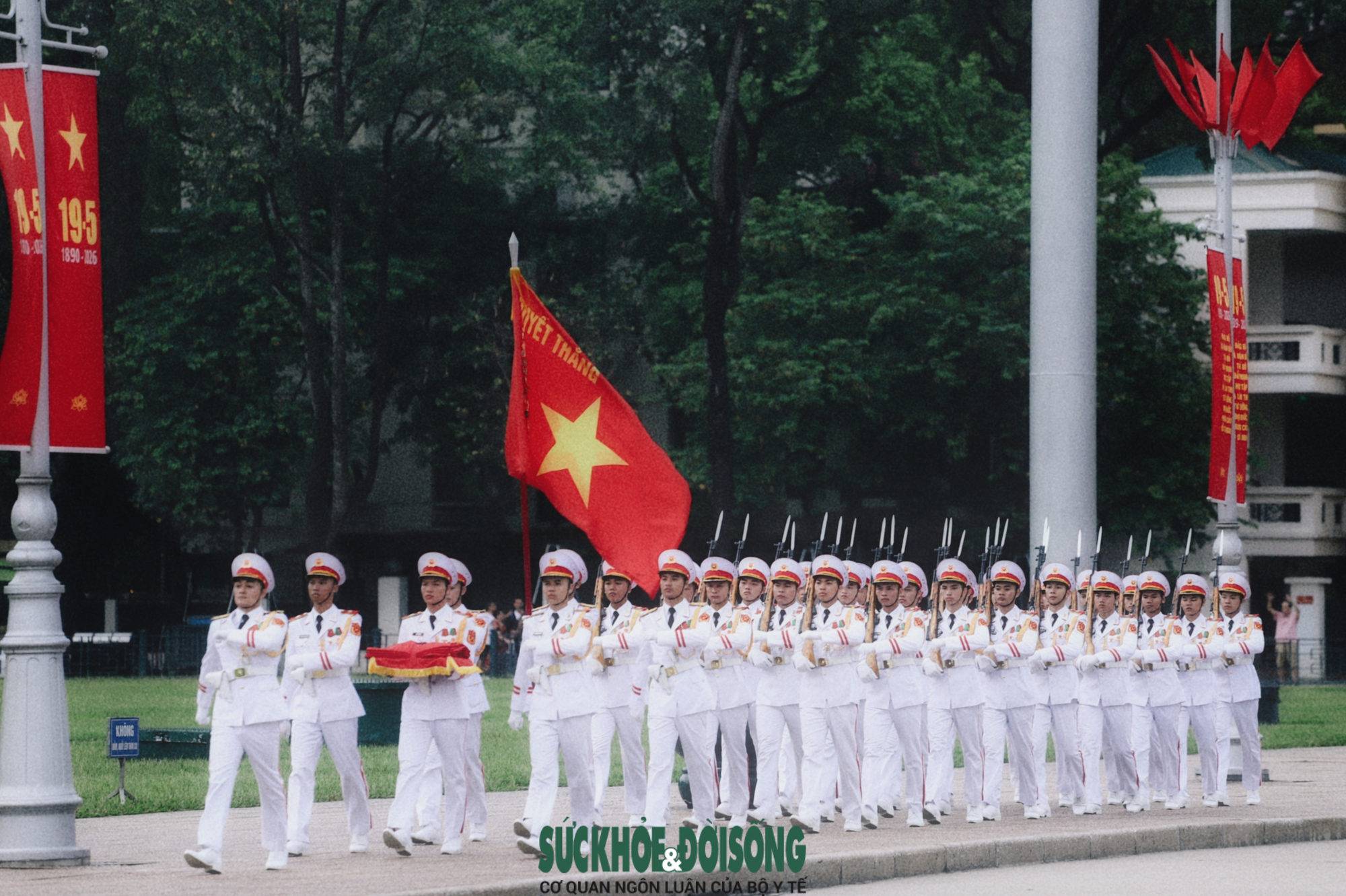 Cận cảnh lễ thượng cờ tại Lăng Bác những ngày tháng 5 lịch sử- Ảnh 3. Cận cảnh lễ thượng cờ tại Lăng Bác những ngày tháng 5 lịch sử- Ảnh 3.