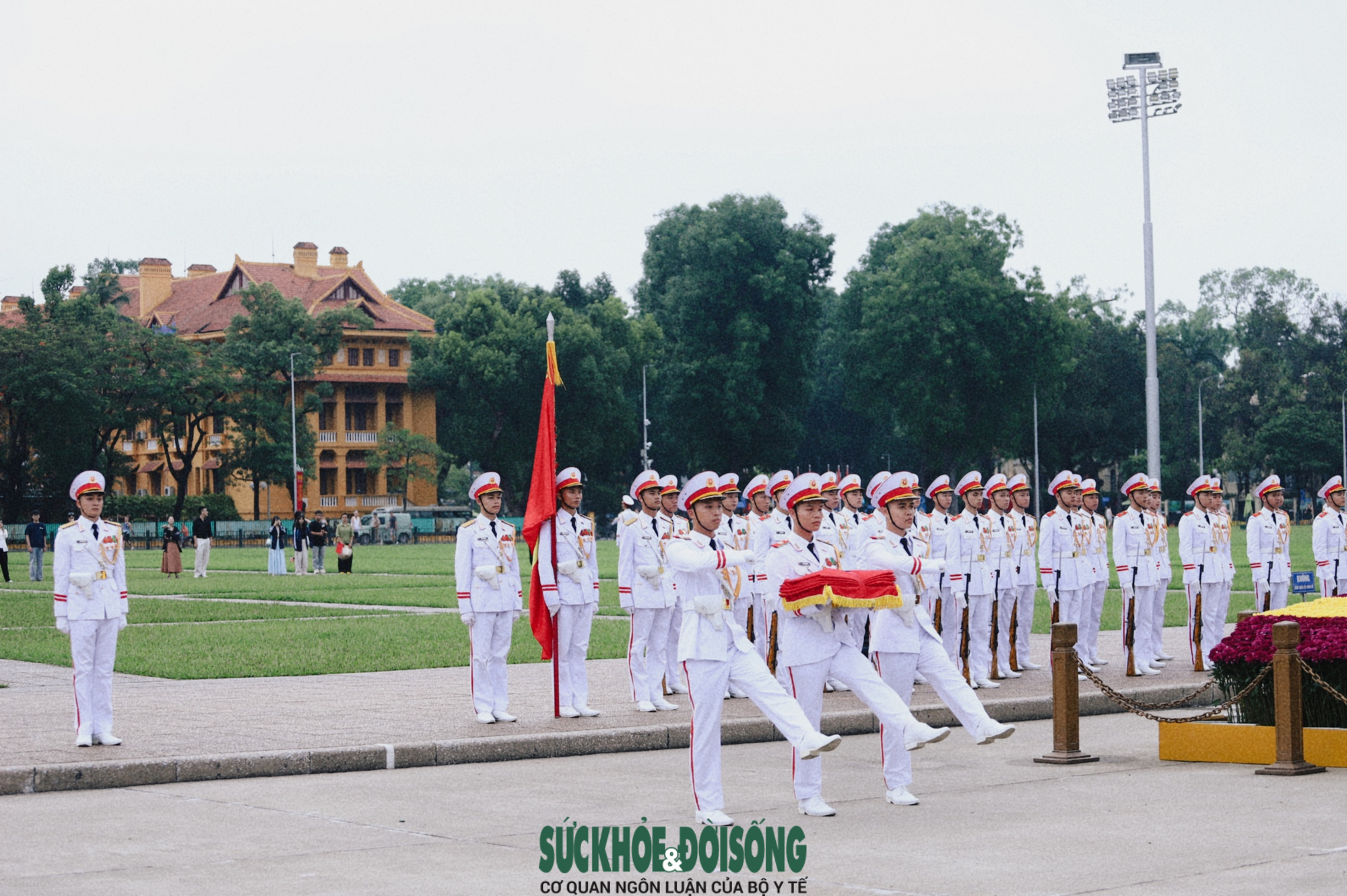 Cận cảnh lễ thượng cờ tại Lăng Bác những ngày tháng 5 lịch sử- Ảnh 5. Cận cảnh lễ thượng cờ tại Lăng Bác những ngày tháng 5 lịch sử- Ảnh 5.