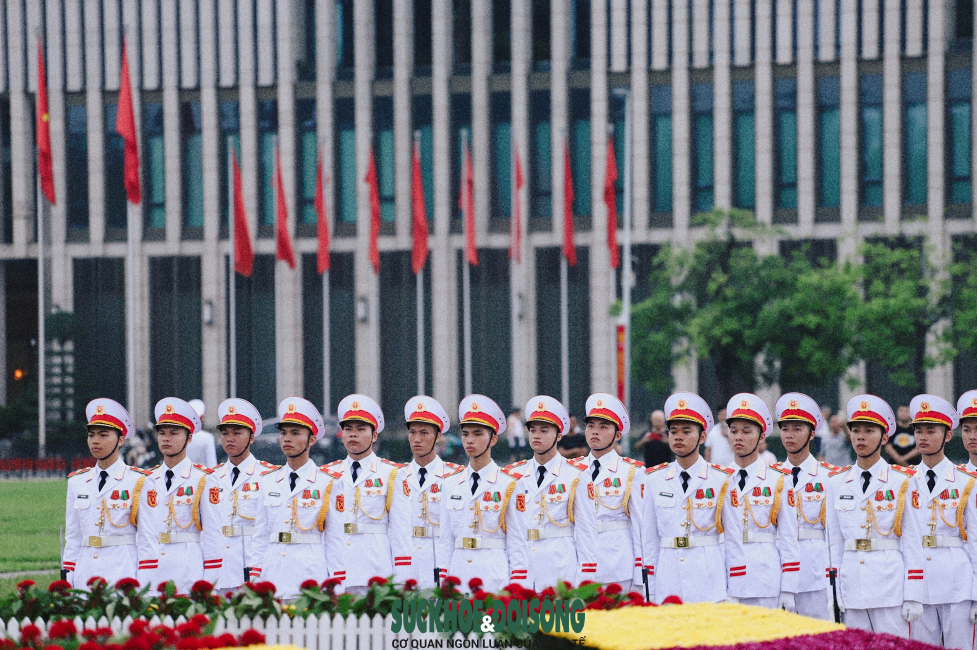Cận cảnh lễ thượng cờ tại Lăng Bác những ngày tháng 5 lịch sử- Ảnh 8. Cận cảnh lễ thượng cờ tại Lăng Bác những ngày tháng 5 lịch sử- Ảnh 8.