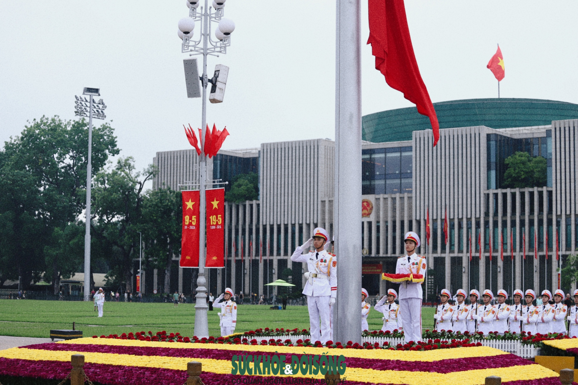 Cận cảnh lễ thượng cờ tại Lăng Bác những ngày tháng 5 lịch sử- Ảnh 12. Cận cảnh lễ thượng cờ tại Lăng Bác những ngày tháng 5 lịch sử- Ảnh 12.