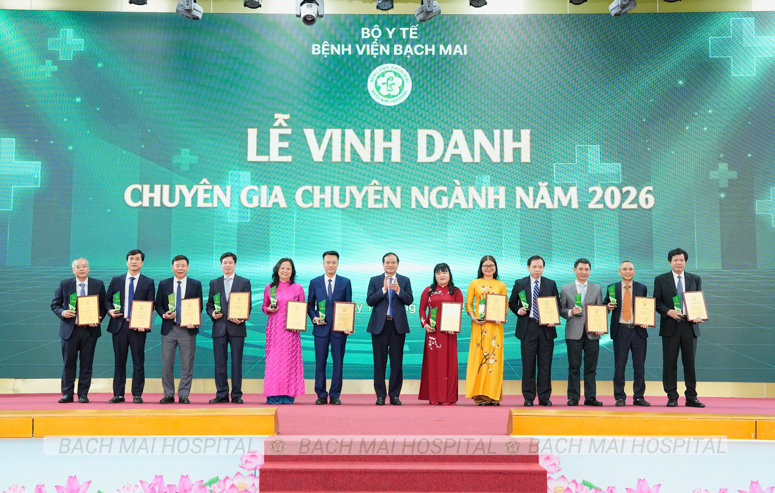 Thứ trưởng Đỗ Xuân Tuyên: Điều làm nên thương hiệu Bạch Mai chính là đội ngũ cán bộ tận tụy, giàu y đức- Ảnh 6. Thứ trưởng Đỗ Xuân Tuyên: Điều làm nên thương hiệu Bạch Mai chính là đội ngũ cán bộ tận tụy, giàu y đức- Ảnh 6.