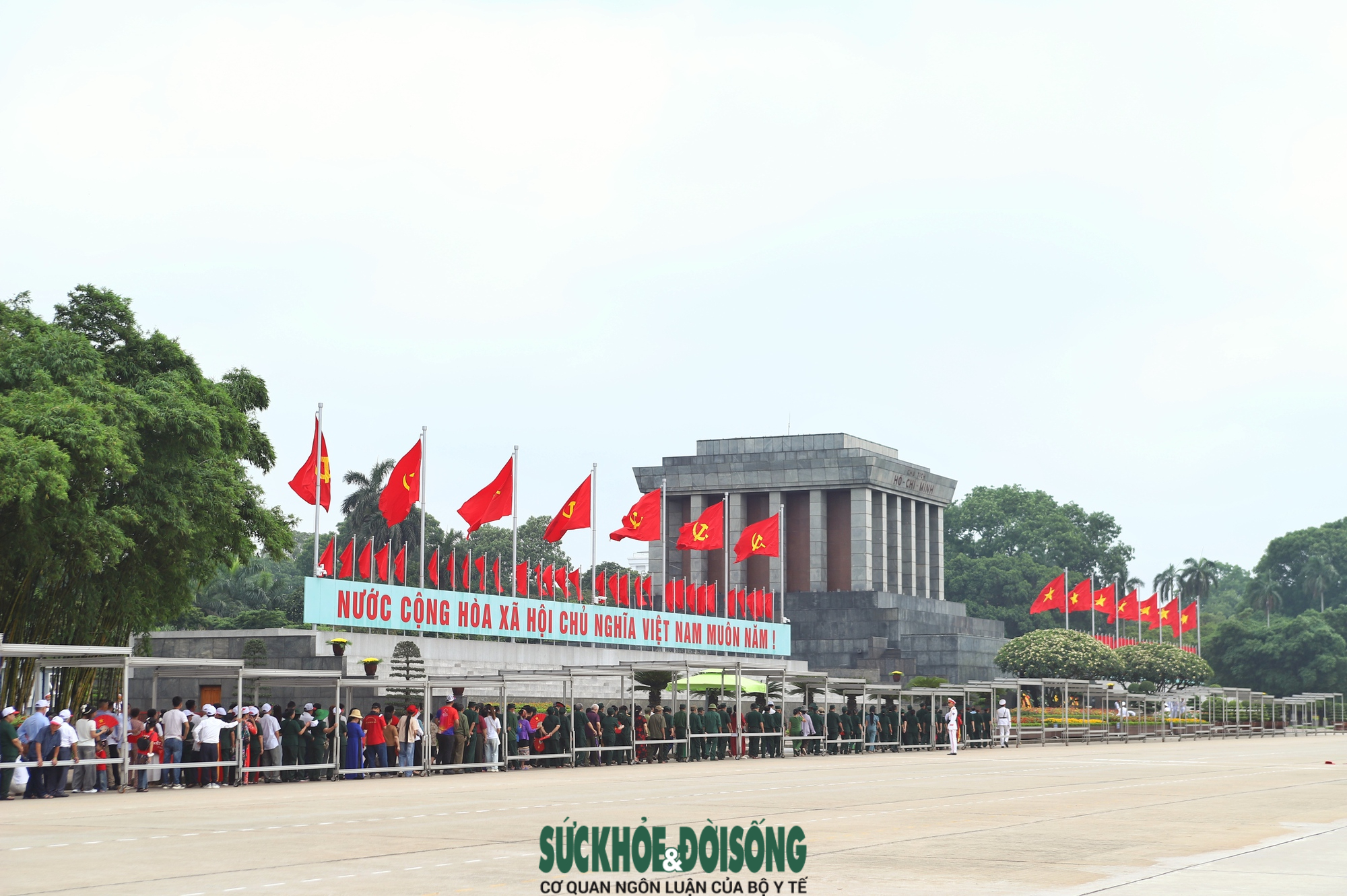 Dòng người nối dài vào Lăng viếng Bác trong ngày đặc biệt- Ảnh 2. Dòng người nối dài vào Lăng viếng Bác trong ngày đặc biệt- Ảnh 2.
