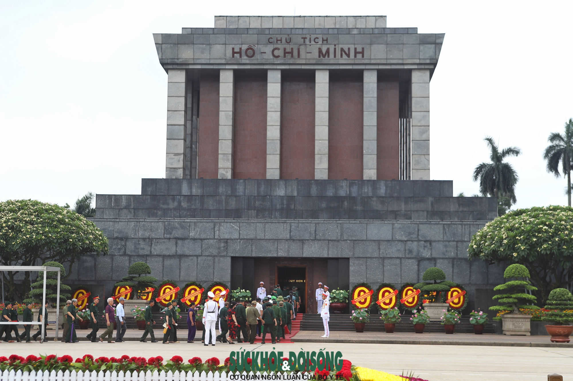 Dòng người nối dài vào Lăng viếng Bác trong ngày đặc biệt- Ảnh 3. Dòng người nối dài vào Lăng viếng Bác trong ngày đặc biệt- Ảnh 3.