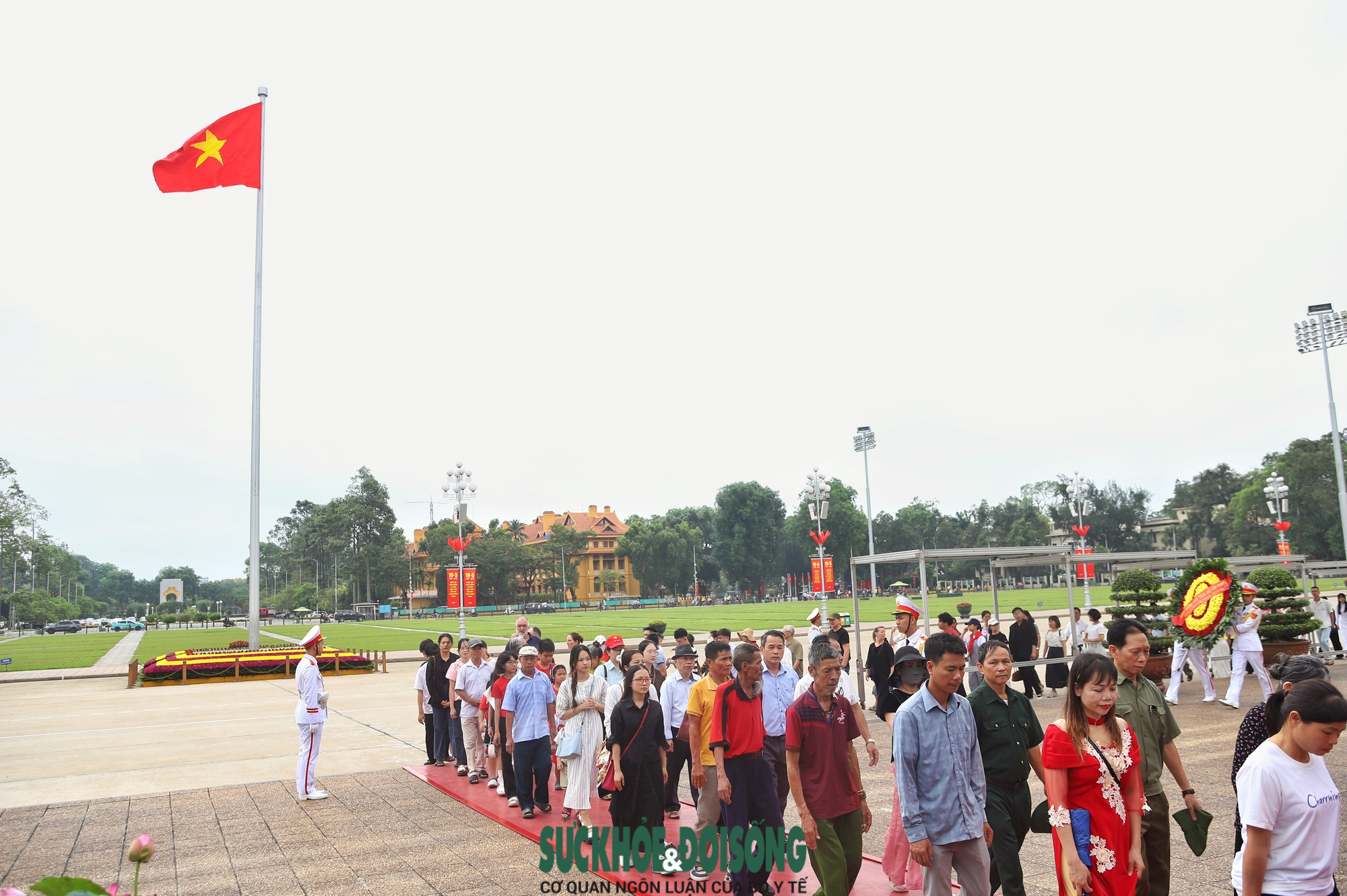 Dòng người nối dài vào Lăng viếng Bác trong ngày đặc biệt- Ảnh 4. Dòng người nối dài vào Lăng viếng Bác trong ngày đặc biệt- Ảnh 4.