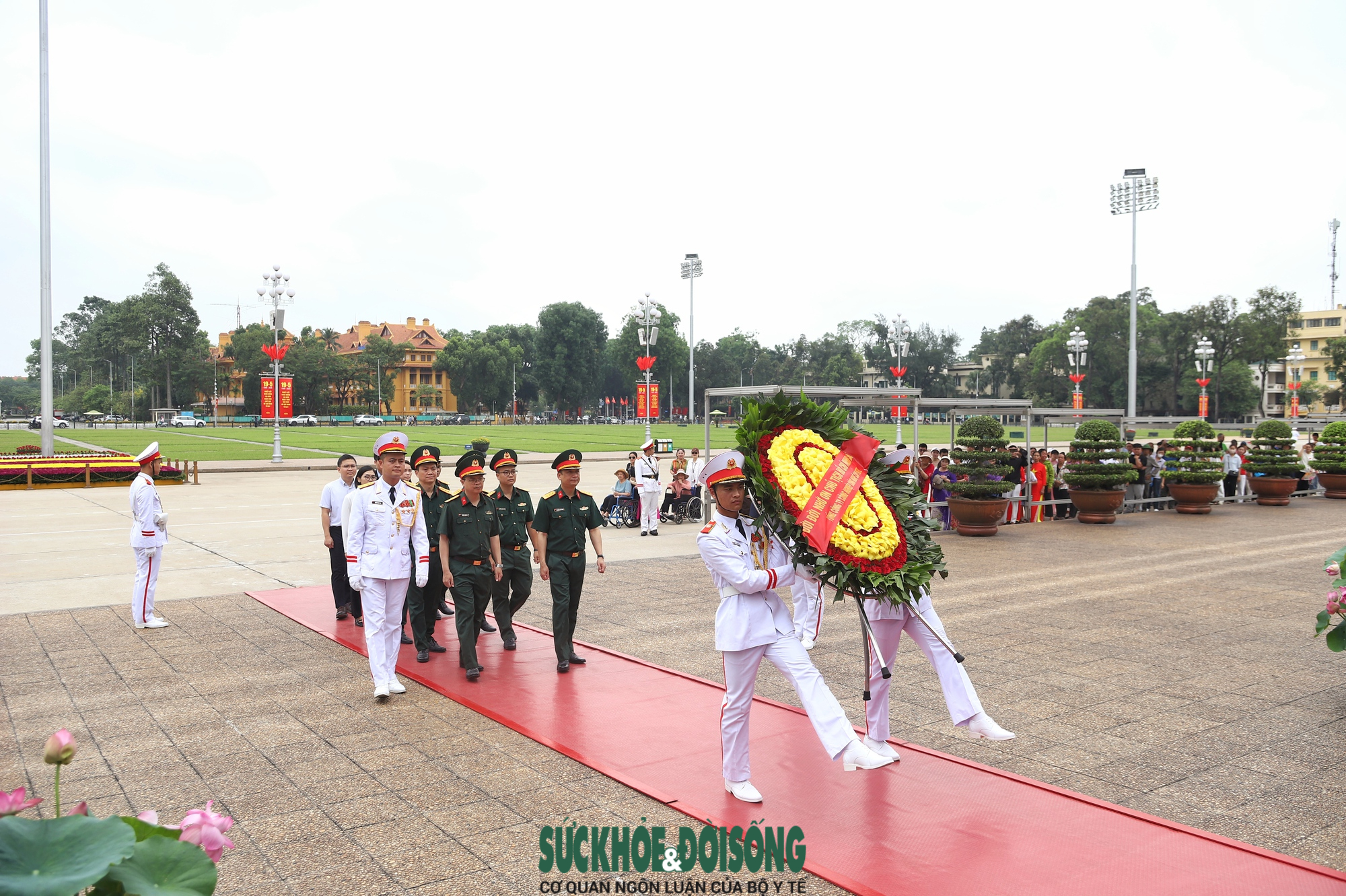 Dòng người nối dài vào Lăng viếng Bác trong ngày đặc biệt- Ảnh 5. Dòng người nối dài vào Lăng viếng Bác trong ngày đặc biệt- Ảnh 5.