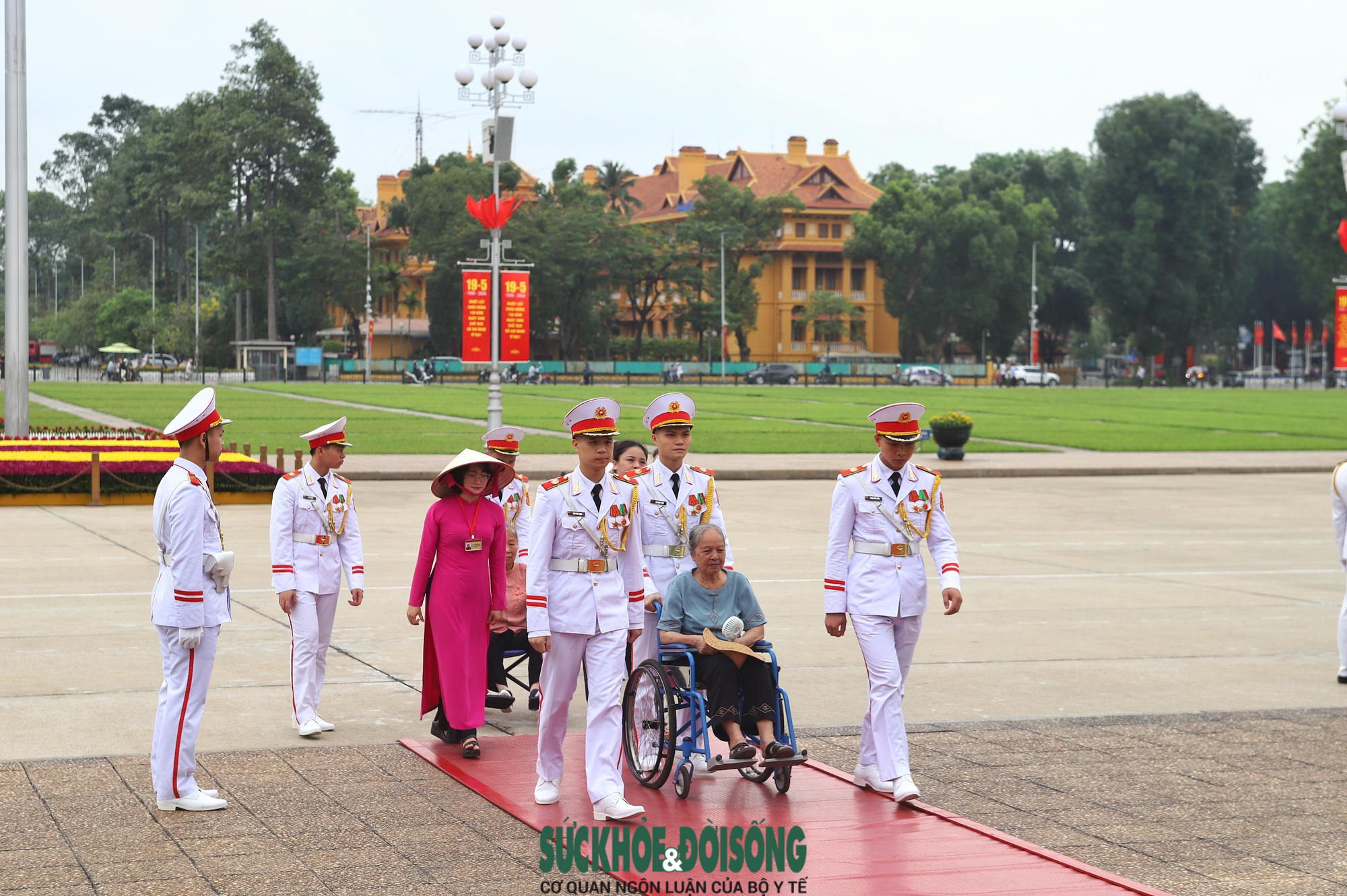 Dòng người nối dài vào Lăng viếng Bác trong ngày đặc biệt- Ảnh 6. Dòng người nối dài vào Lăng viếng Bác trong ngày đặc biệt- Ảnh 6.