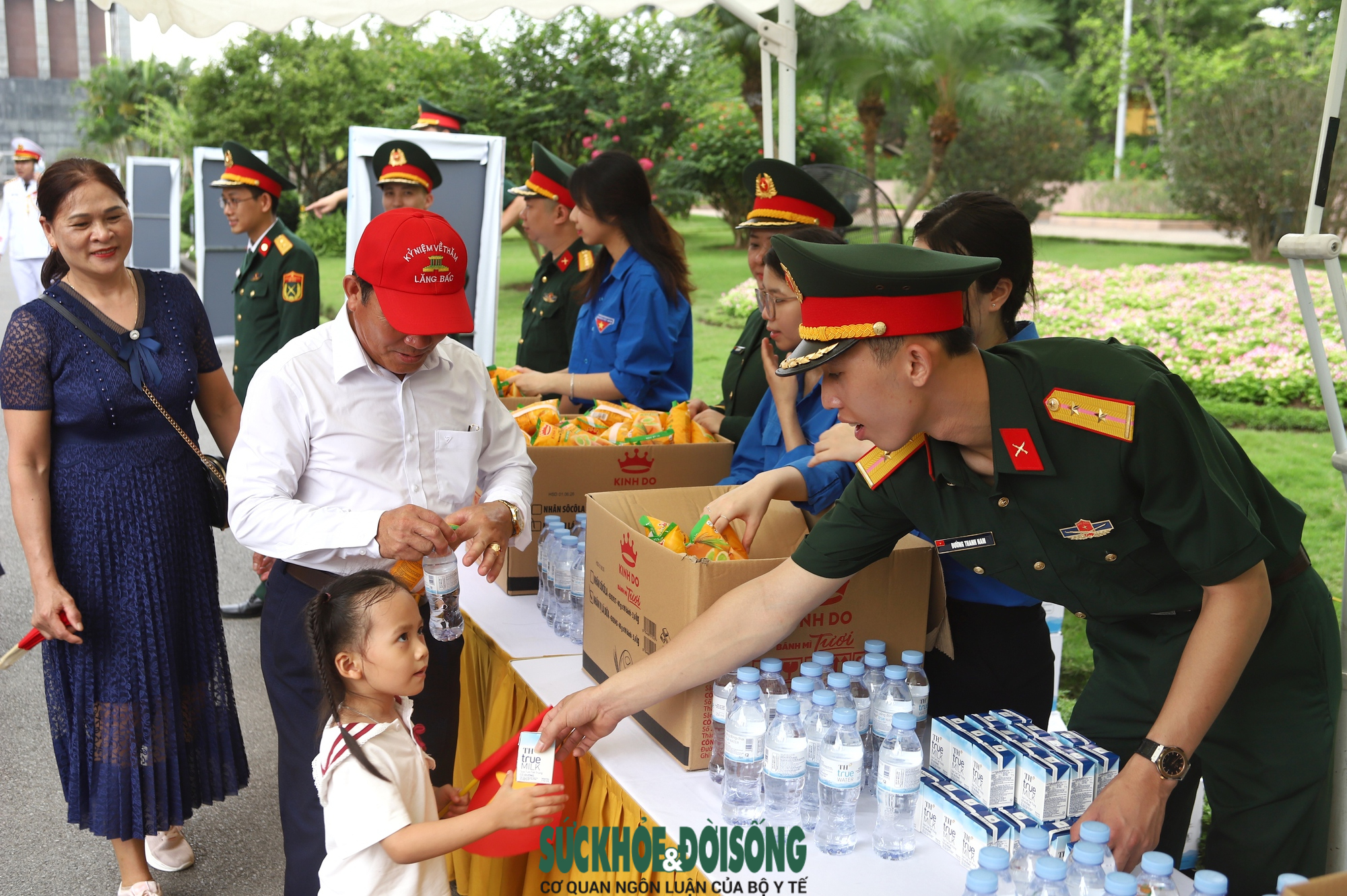 Dòng người nối dài vào Lăng viếng Bác trong ngày đặc biệt- Ảnh 9. Dòng người nối dài vào Lăng viếng Bác trong ngày đặc biệt- Ảnh 9.