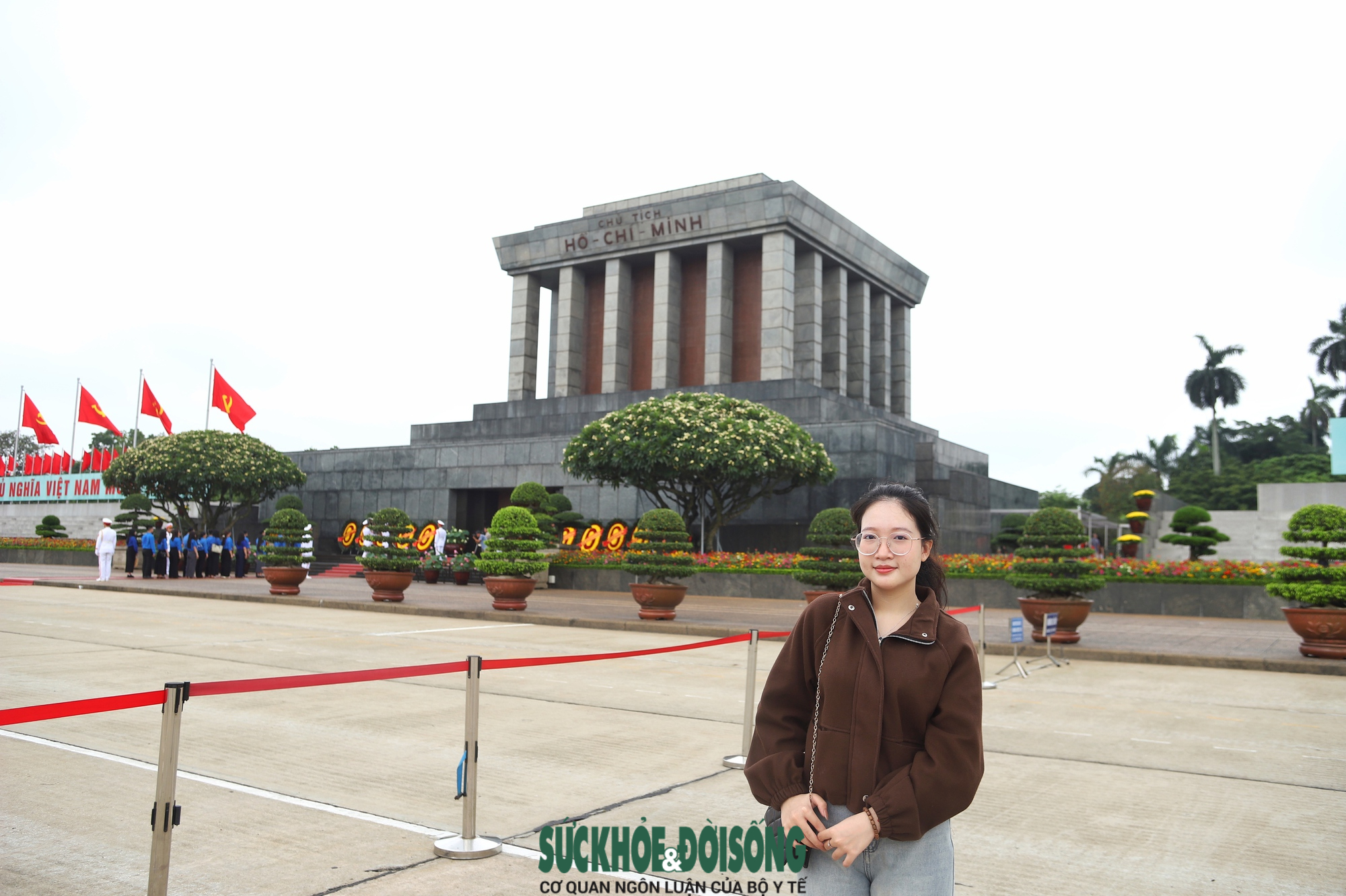 Dòng người nối dài vào Lăng viếng Bác trong ngày đặc biệt- Ảnh 10. Dòng người nối dài vào Lăng viếng Bác trong ngày đặc biệt- Ảnh 10.