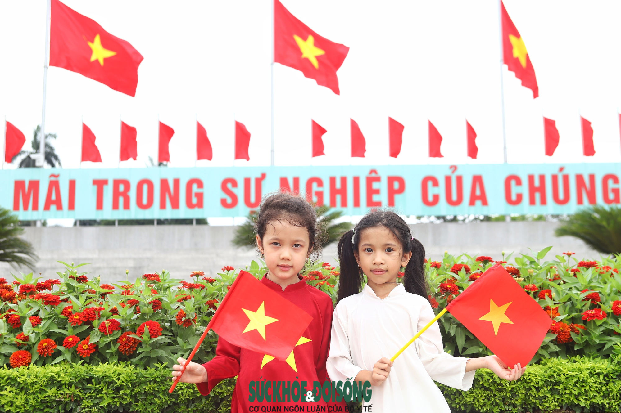 Dòng người nối dài vào Lăng viếng Bác trong ngày đặc biệt- Ảnh 11. Dòng người nối dài vào Lăng viếng Bác trong ngày đặc biệt- Ảnh 11.