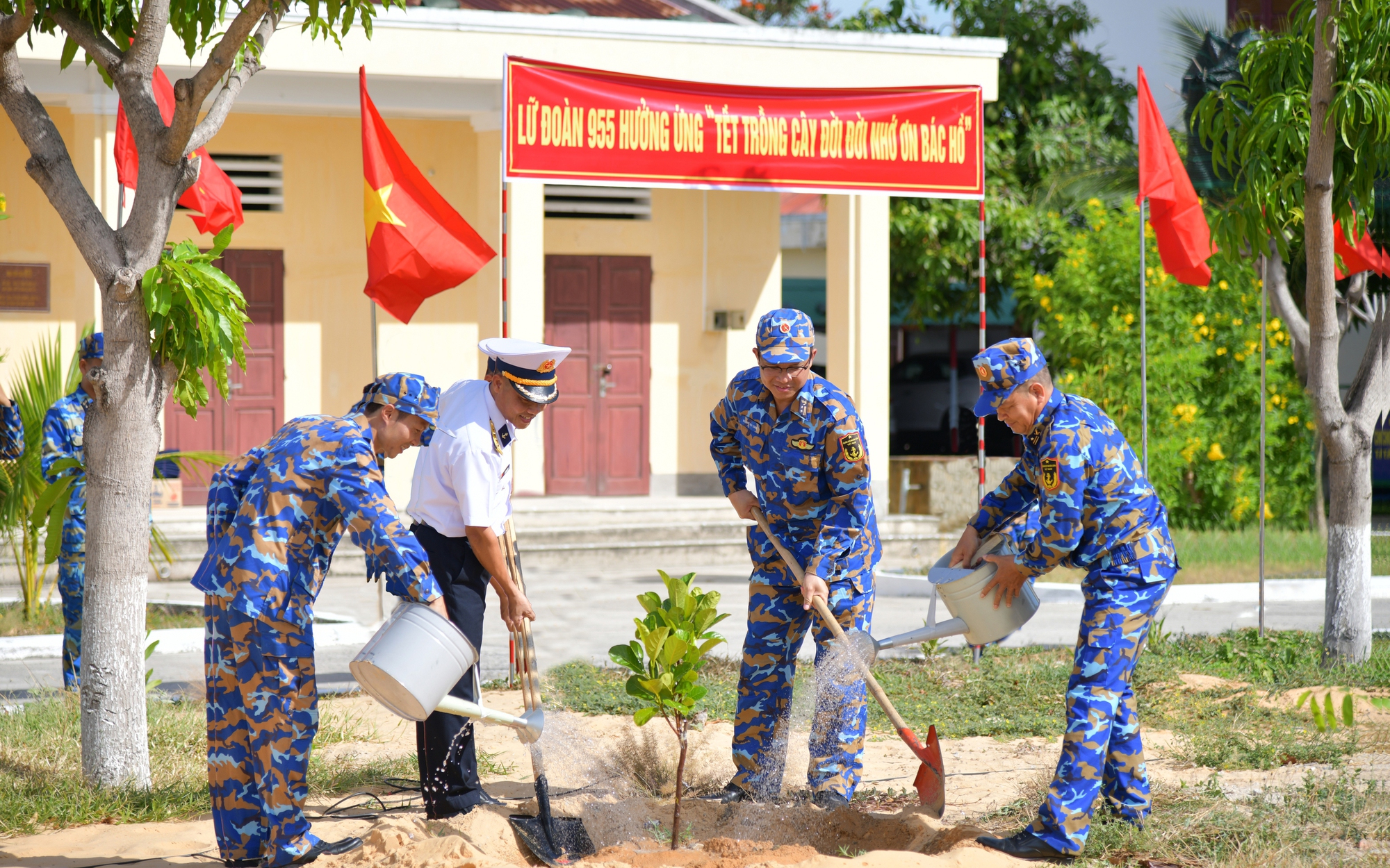 Bộ Tư lệnh Vùng 4 kiểm tra đơn vị vững mạnh toàn diện tại Lữ đoàn 955- Ảnh 7. Lữ đoàn 955 phát động "Tết trồng cây đời đời nhớ ơn Bác Hồ"
