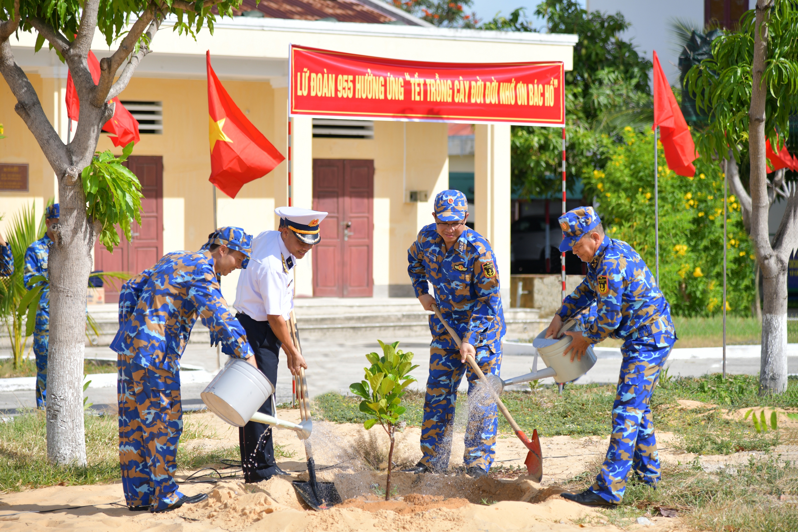 Lữ đoàn 955 phát động 'Tết trồng cây đời đời nhớ ơn Bác Hồ'- Ảnh 4. Lữ đoàn 955 phát động 'Tết trồng cây đời đời nhớ ơn Bác Hồ'- Ảnh 4.