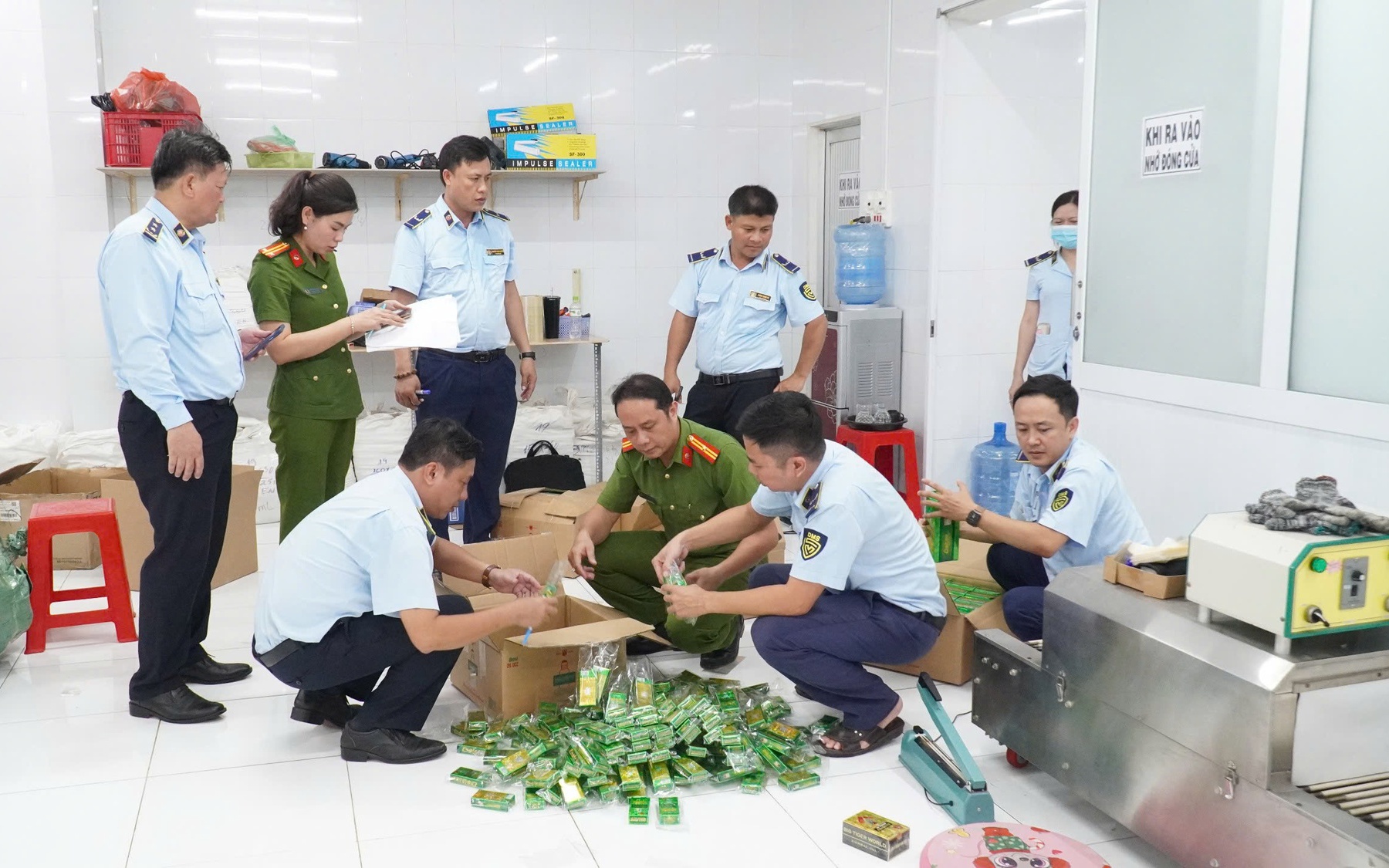 Ngăn chặn vụ lừa đảo gần 200 triệu đồng qua điện thoại- Ảnh 2. Ngăn chặn vụ lừa đảo gần 200 triệu đồng qua điện thoại- Ảnh 2.