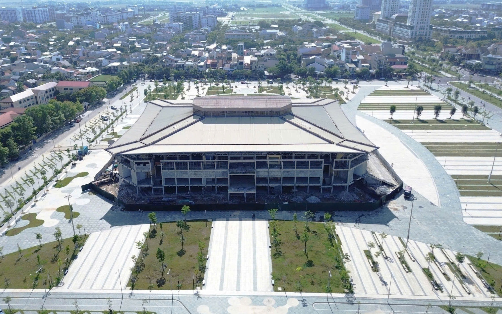 Tiến độ thực tế dự án quảng trường thấp hơn báo cáo, Phó Chủ tịch UBND TP Huế chỉ đạo 'nóng'- Ảnh 3.