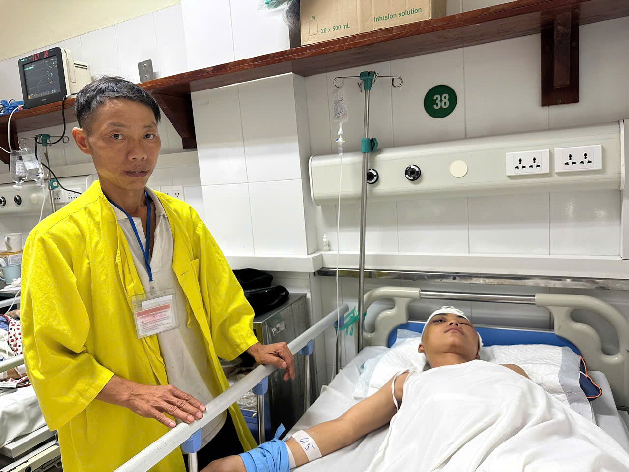 Nam thiếu niên người H’Mông bị chấn thương sọ não sau tai nạn, gia đình bất lực cầu cứu 40 triệu đồng để điều trị- Ảnh 1.