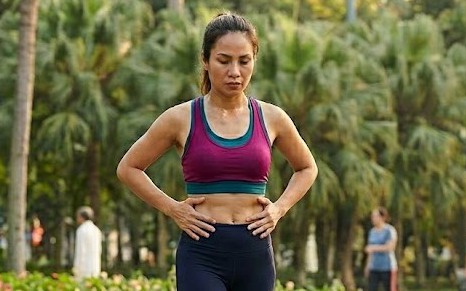5 bài tập đi bộ giảm mỡ bụng tốt hơn tập gym sau tuổi 50