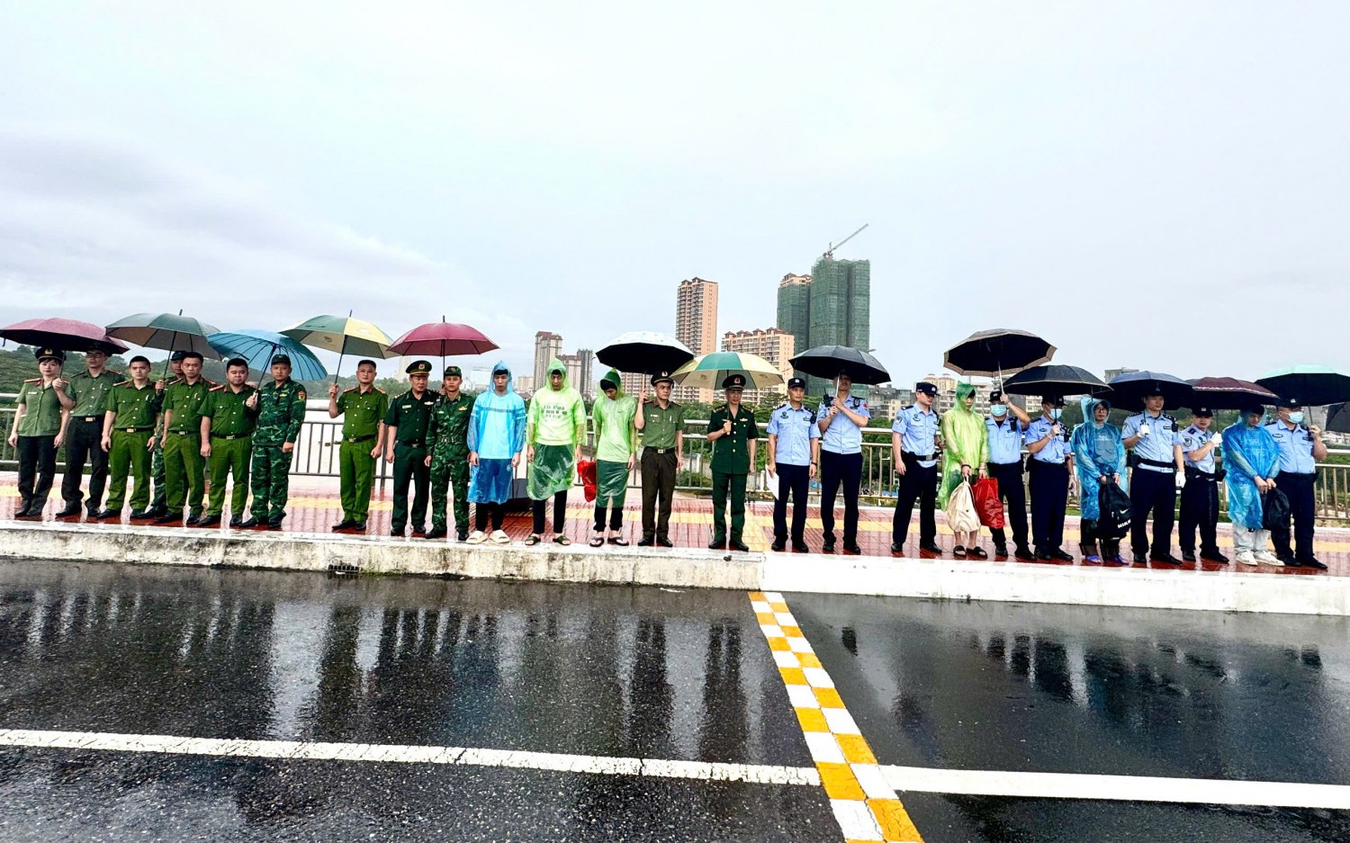 Trao trả 13 công dân Trung Quốc nhập cảnh trái phép vào Việt Nam