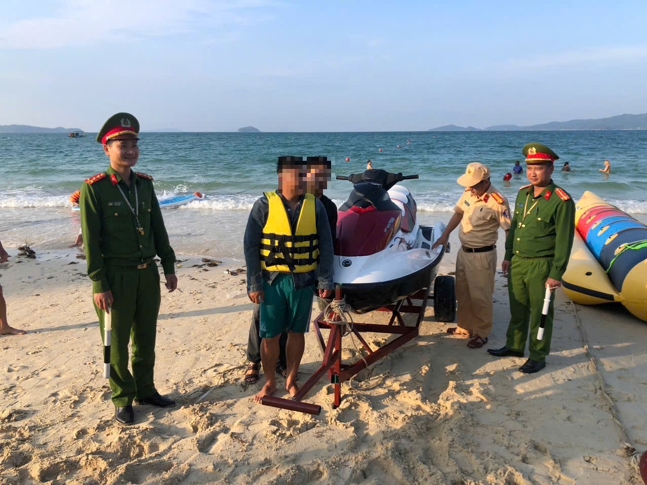 Xử phạt hàng loạt phương tiện mô tô nước vi phạm- Ảnh 2. Xử phạt hàng loạt phương tiện mô tô nước vi phạm- Ảnh 2.
