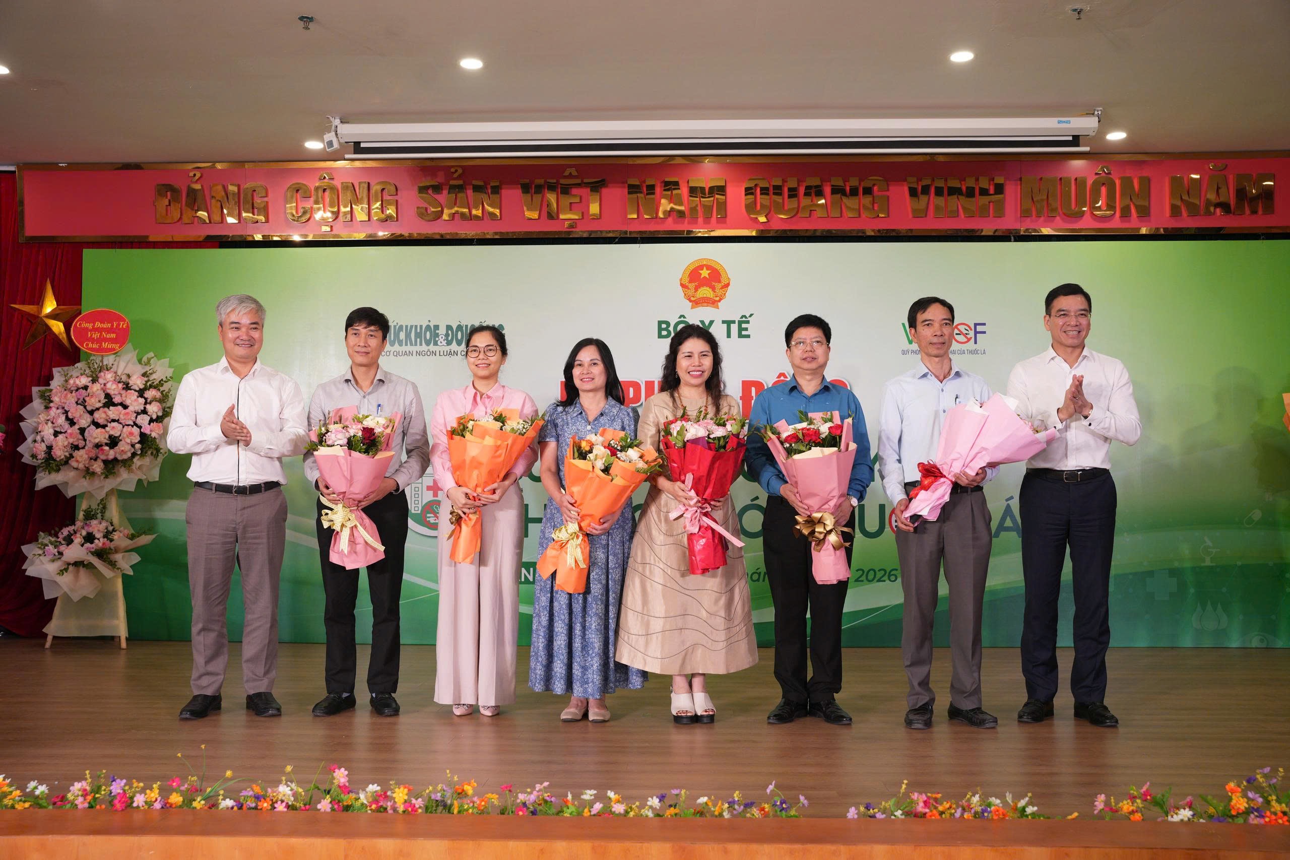 Thứ trưởng Trần Văn Thuấn: Xây dựng cơ sở y tế không khói thuốc không phải phong trào nhất thời, càng không thể dừng lại ở khẩu hiệu- Ảnh 4.