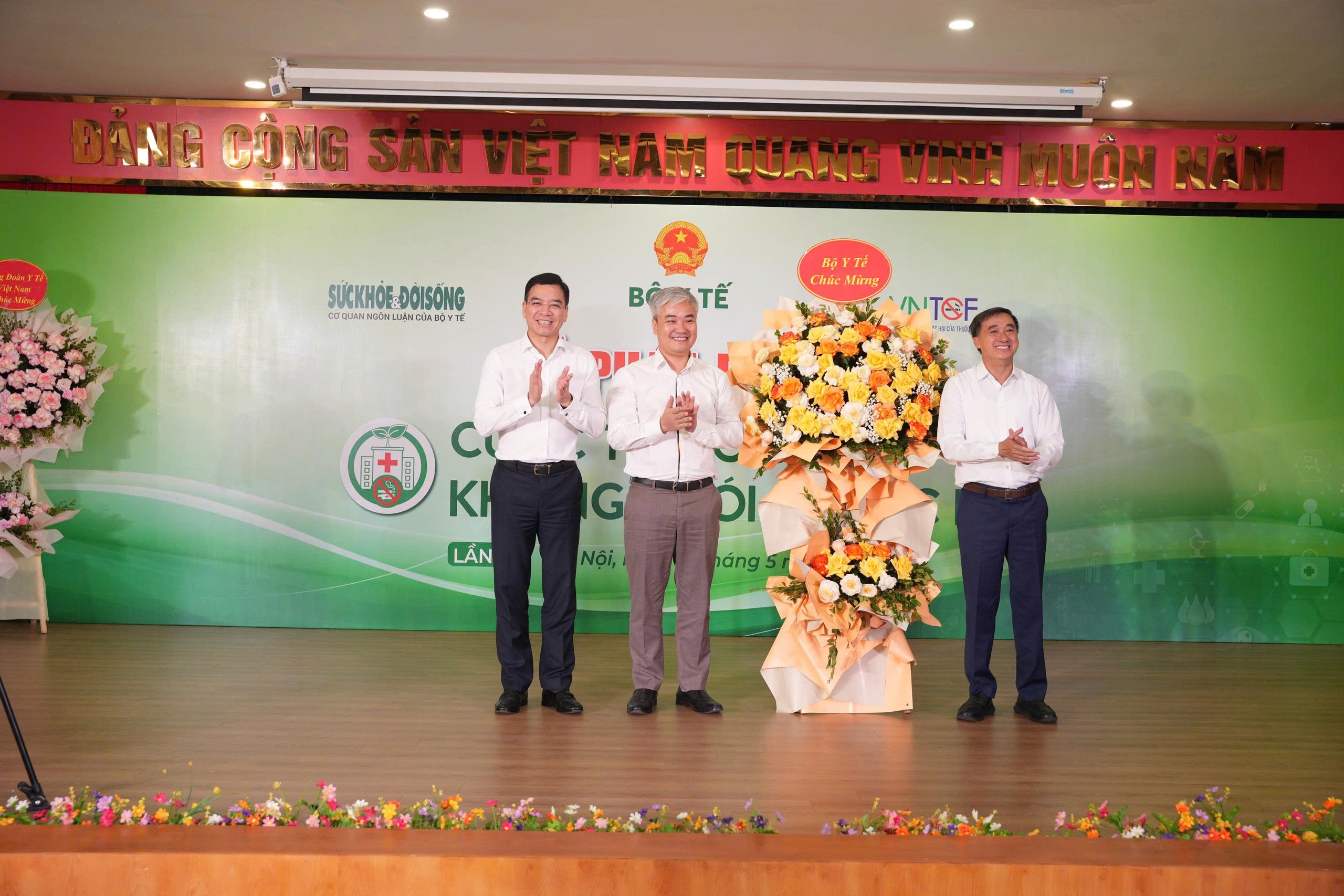 Thứ trưởng Trần Văn Thuấn: Xây dựng cơ sở y tế không khói thuốc không phải phong trào nhất thời, càng không thể dừng lại ở khẩu hiệu- Ảnh 2.