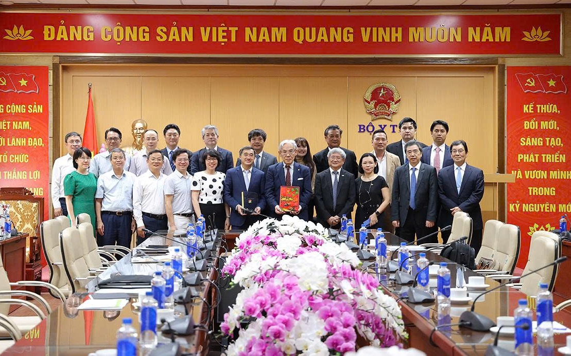 Thứ trưởng Trần Văn Thuấn: Thành công của y tế số phải được đo bằng chất lượng phục vụ người bệnh- Ảnh 4. Thứ trưởng Bộ Y tế Trần Văn Thuấn tiếp, làm việc với FPT và Tập đoàn Y tế Tokushukai, Nhật Bản