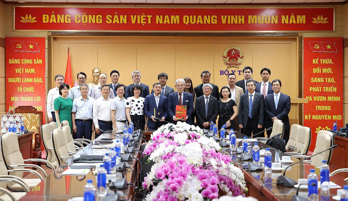Thứ trưởng Bộ Y tế Trần Văn Thuấn tiếp, làm việc với FPT và Tập đoàn Y tế Tokushukai, Nhật Bản- Ảnh 5. Thứ trưởng Bộ Y tế Trần Văn Thuấn tiếp, làm việc với FPT và Tập đoàn Y tế Tokushukai, Nhật Bản- Ảnh 5.