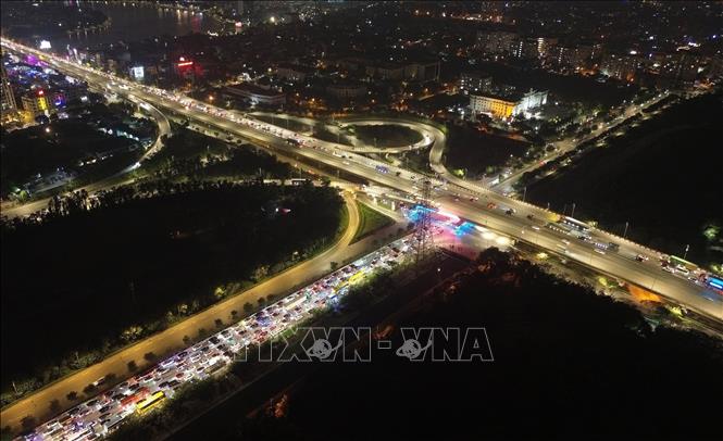 Người dân trở lại Hà Nội sớm, ùn tắc kéo dài trong đêm trên cao tốc Pháp Vân - Cầu Giẽ- Ảnh 5.