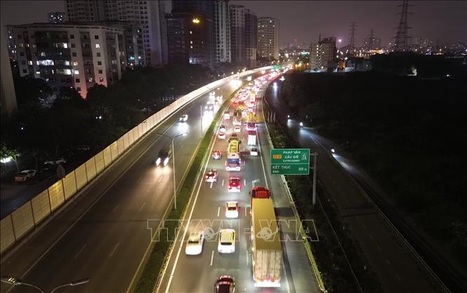 Người dân trở lại Hà Nội sớm, ùn tắc kéo dài trong đêm trên cao tốc Pháp Vân - Cầu Giẽ- Ảnh 8.