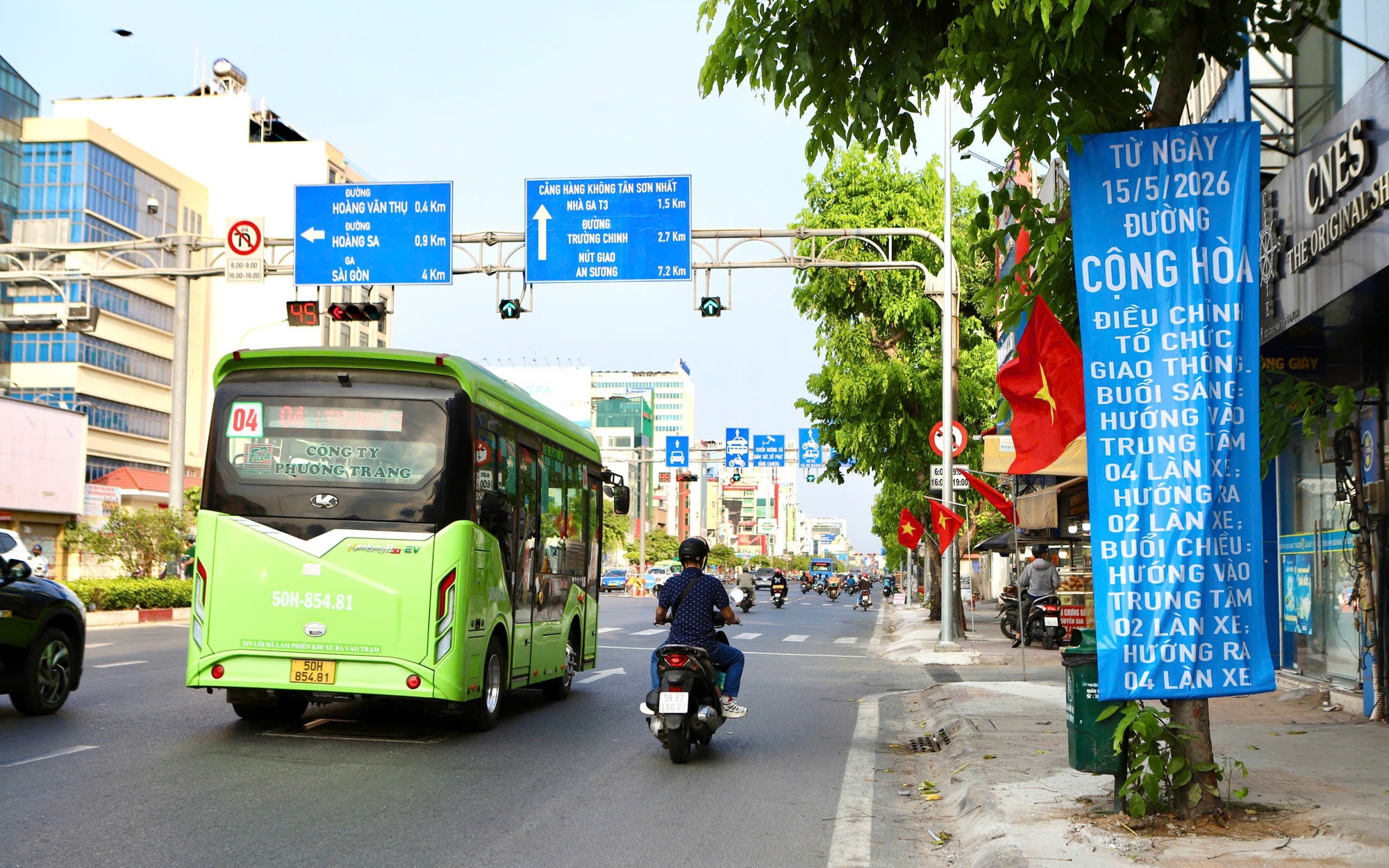 TPHCM điều chỉnh giao thông tại vòng xoay Điện Biên Phủ - Nguyễn Bỉnh Khiêm từ ngày 23/5- Ảnh 4. TPHCM điều tiết giao thông linh hoạt nhằm giảm kẹt xe tại cửa ngõ sân bay