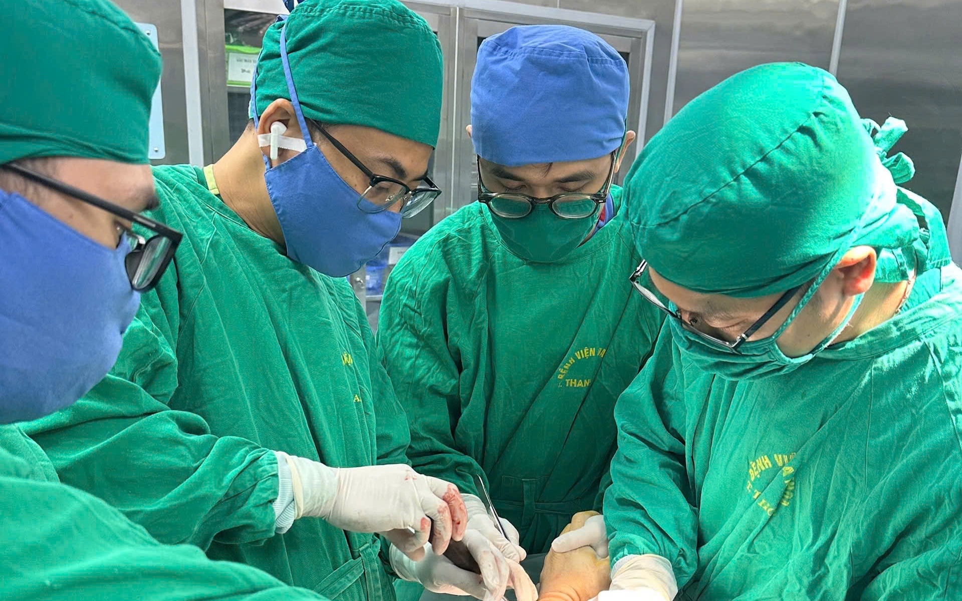 Chấn Thương Gây Dập Nát Cẳng Tay: Ca Phẫu Thuật Khẩn Cấp Tại Nghệ An