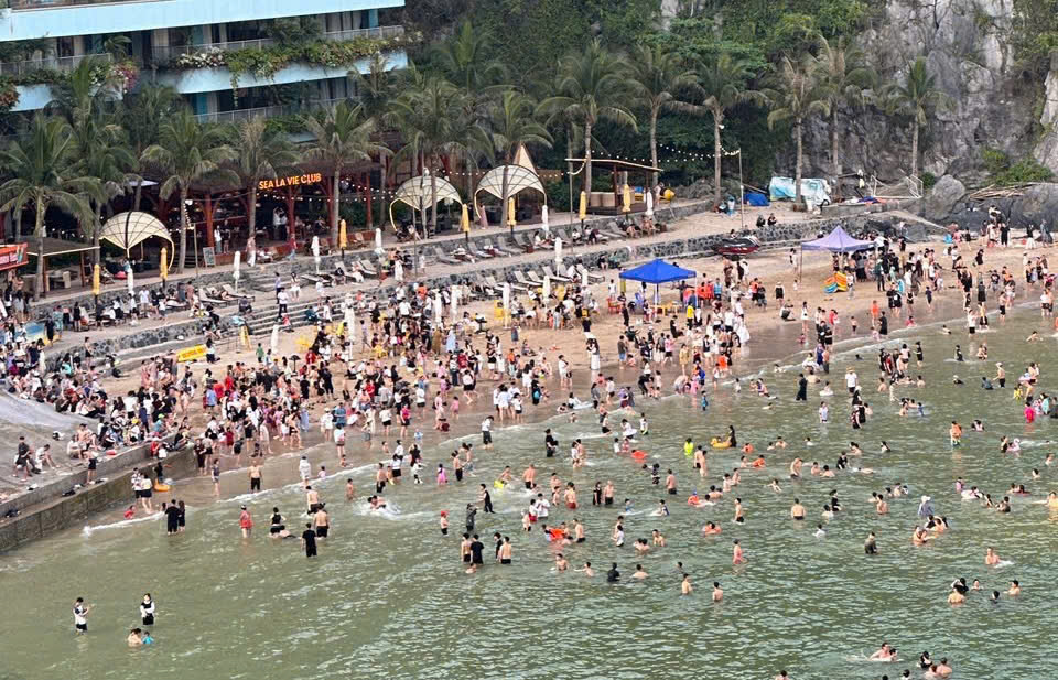 Biển Đồ Sơn chật kín du khách về nghỉ lễ- Ảnh 7.