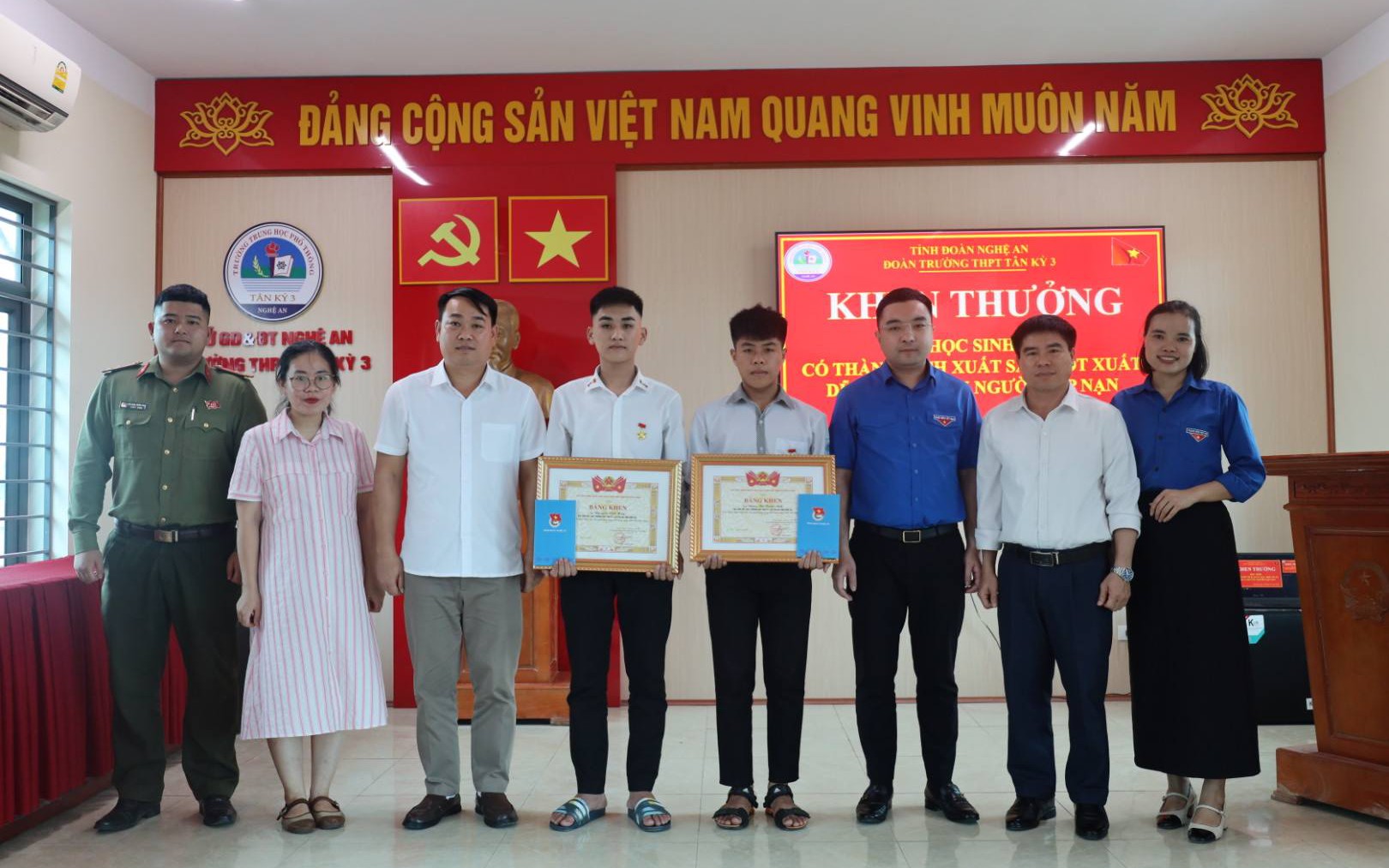 Tuyên dương thanh niên dũng cảm cứu 2 người đuối nước- Ảnh 2. Trao Huy hiệu "Tuổi trẻ dũng cảm" cho 2 học sinh cứu người trên sông Con
