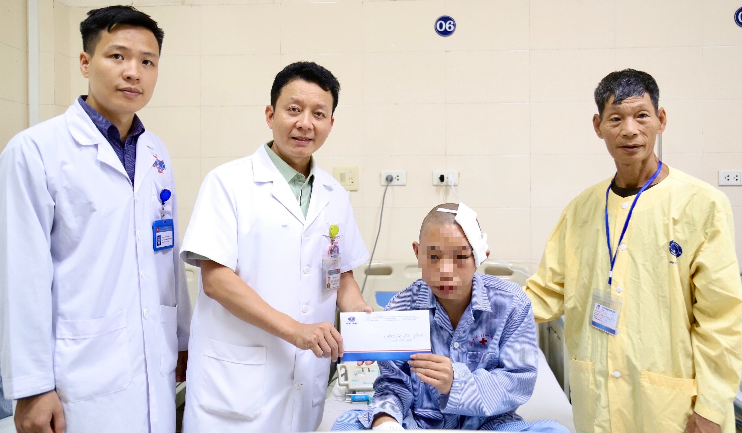 Từ khoản tạm ứng 2 triệu đồng đến ca mổ ở Bệnh viện K hồi sinh tương lai cho thiếu niên mắc ung thư da- Ảnh 3. Từ khoản tạm ứng 2 triệu đồng đến ca mổ ở Bệnh viện K hồi sinh tương lai cho thiếu niên mắc ung thư da- Ảnh 3.